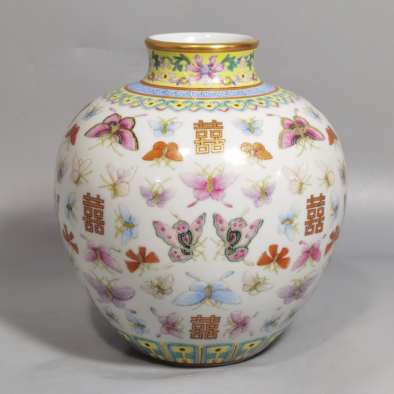Qing Dynasty Tongzhi pastel gold painted butterfly double happiness jar