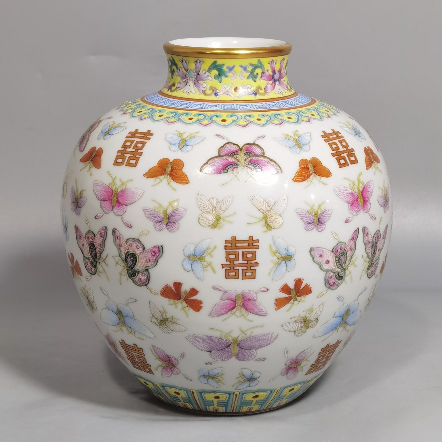 Qing Dynasty Tongzhi pastel gold painted butterfly double happiness jar