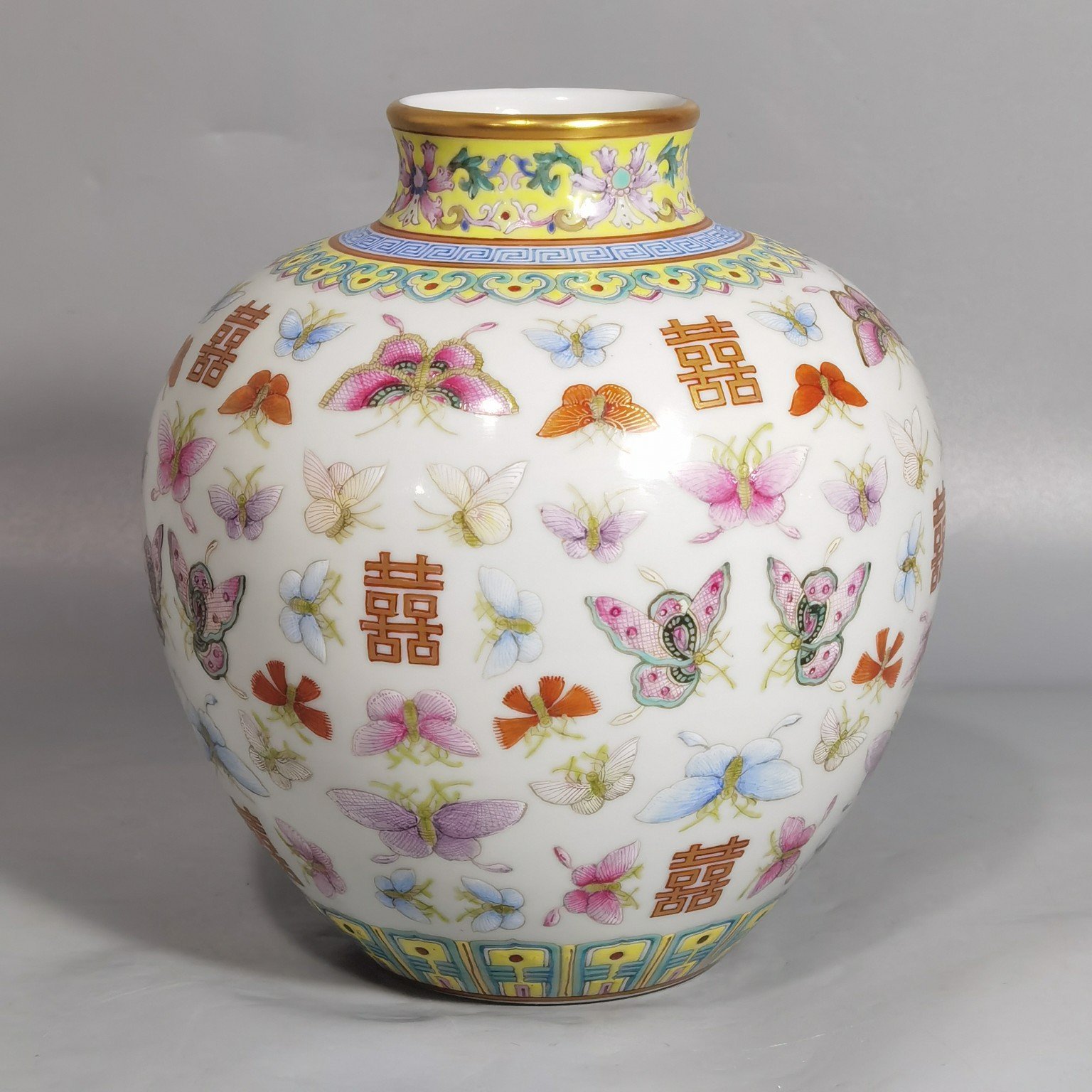 Qing Dynasty Tongzhi pastel gold painted butterfly double happiness jar