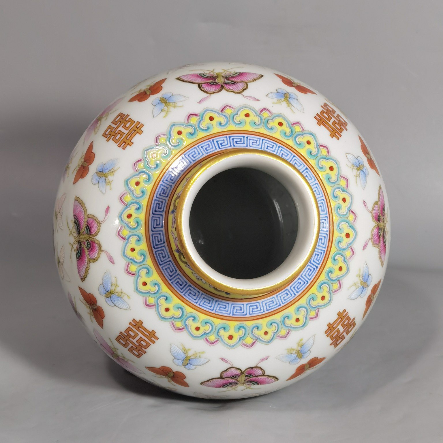 Qing Dynasty Tongzhi pastel gold painted butterfly double happiness jar