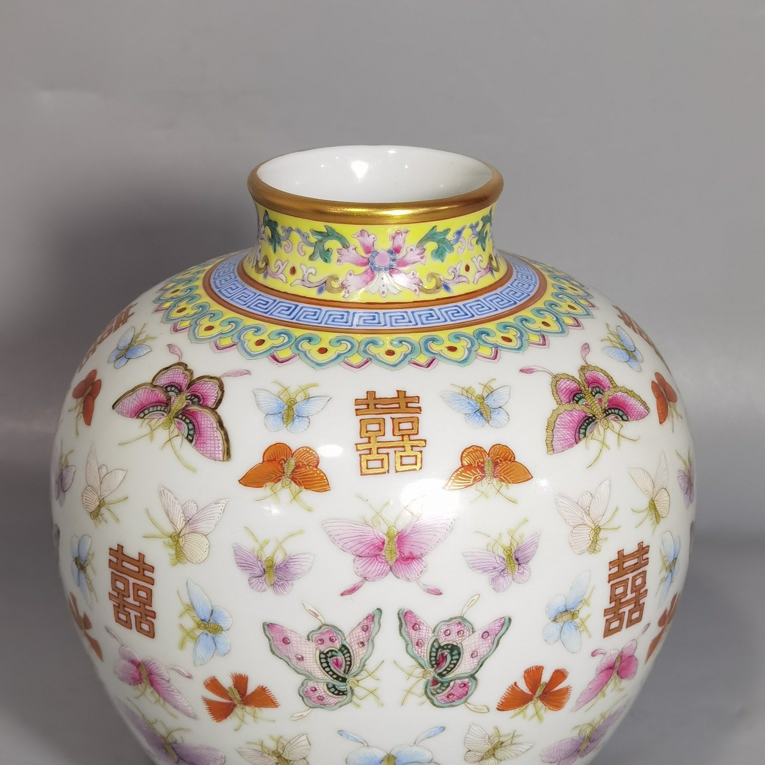 Qing Dynasty Tongzhi pastel gold painted butterfly double happiness jar