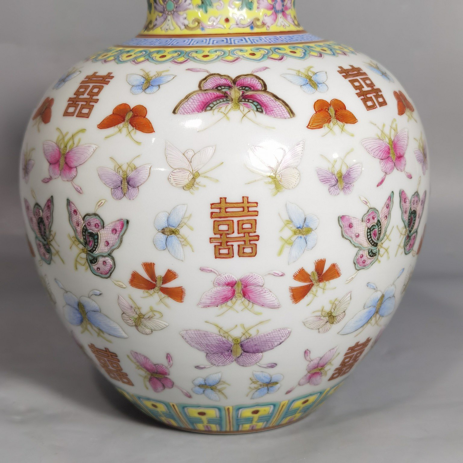 Qing Dynasty Tongzhi pastel gold painted butterfly double happiness jar