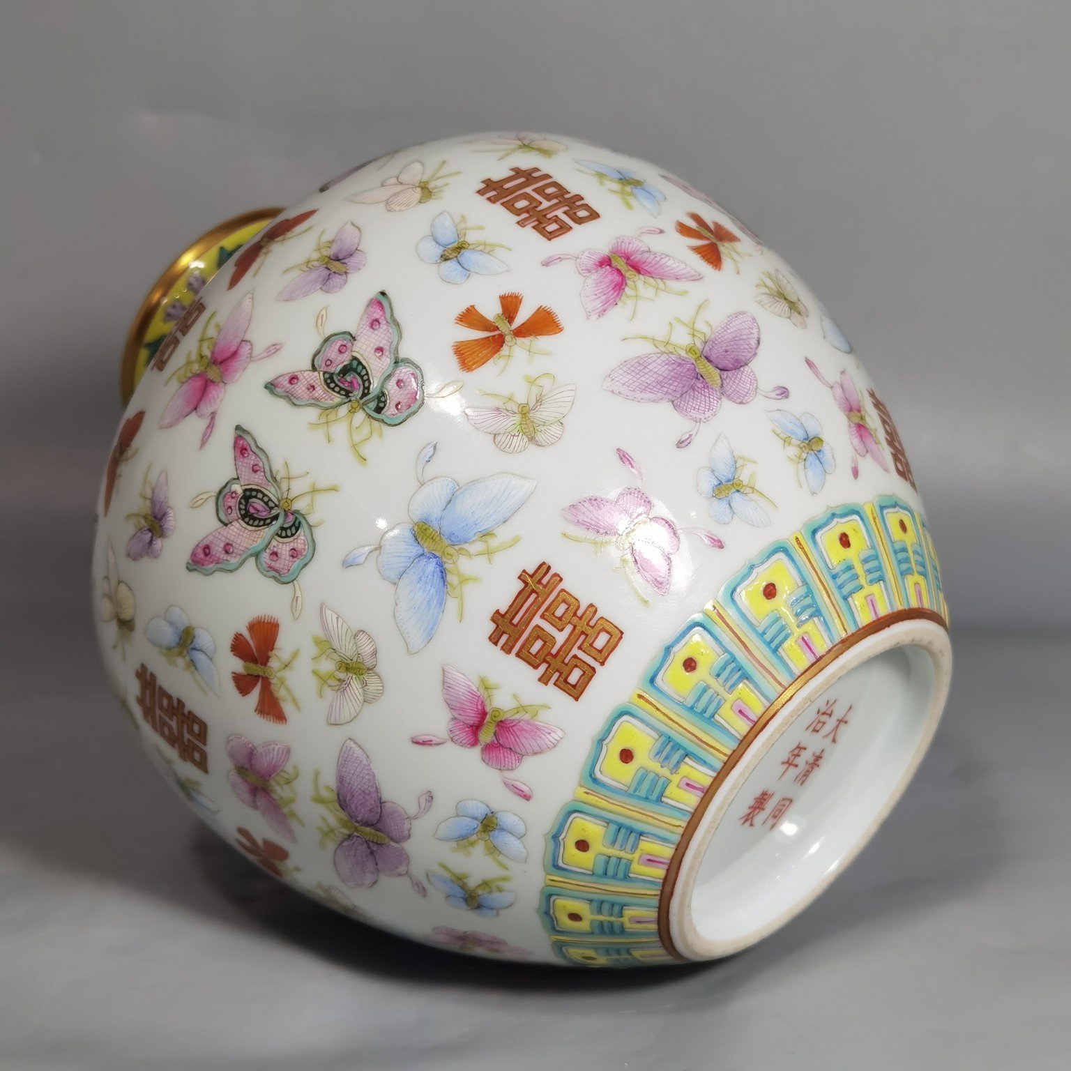 Qing Dynasty Tongzhi pastel gold painted butterfly double happiness jar