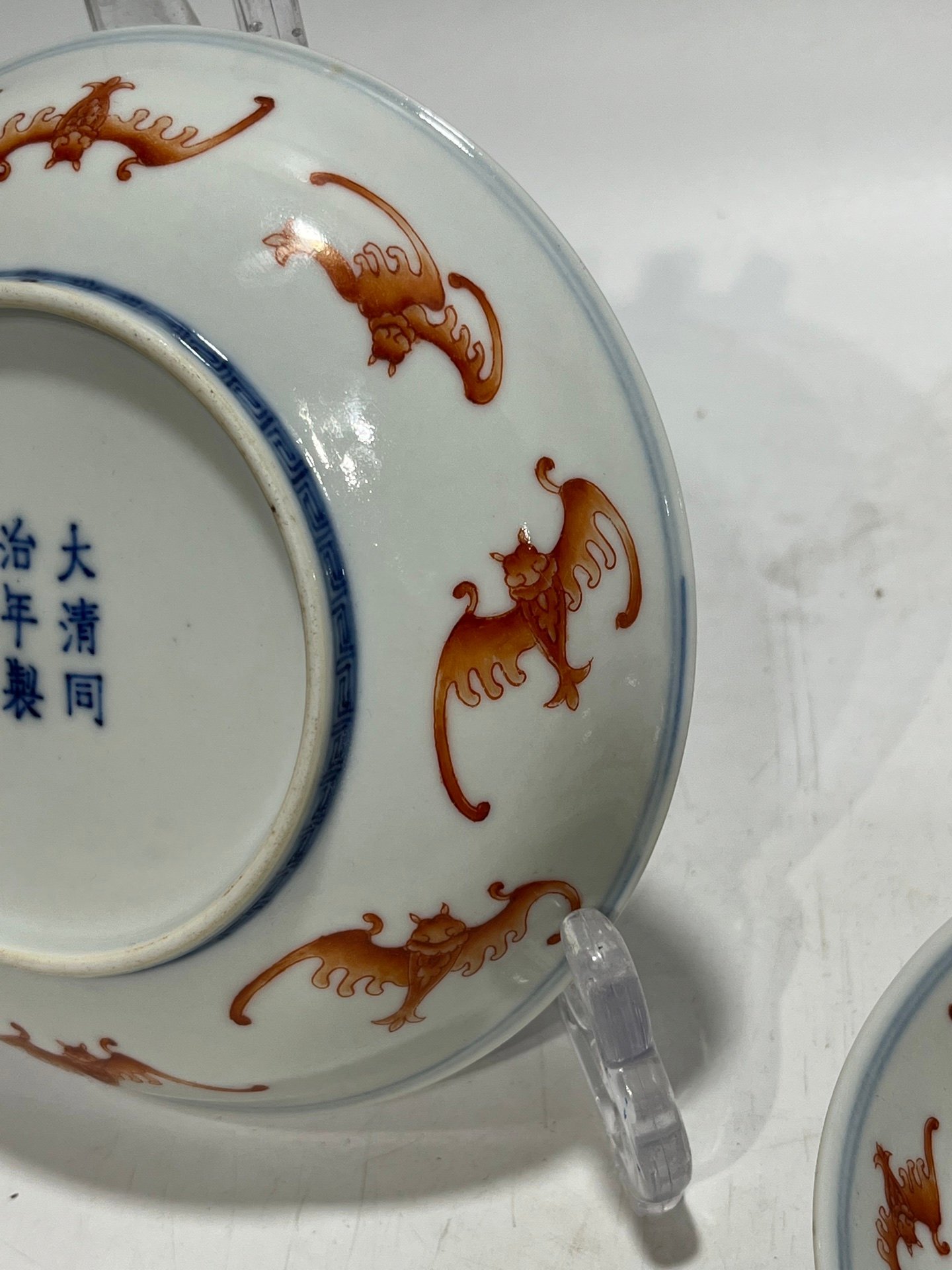 Qing Dynasty Tongzhi A pair of alum-red bat-patterned discs