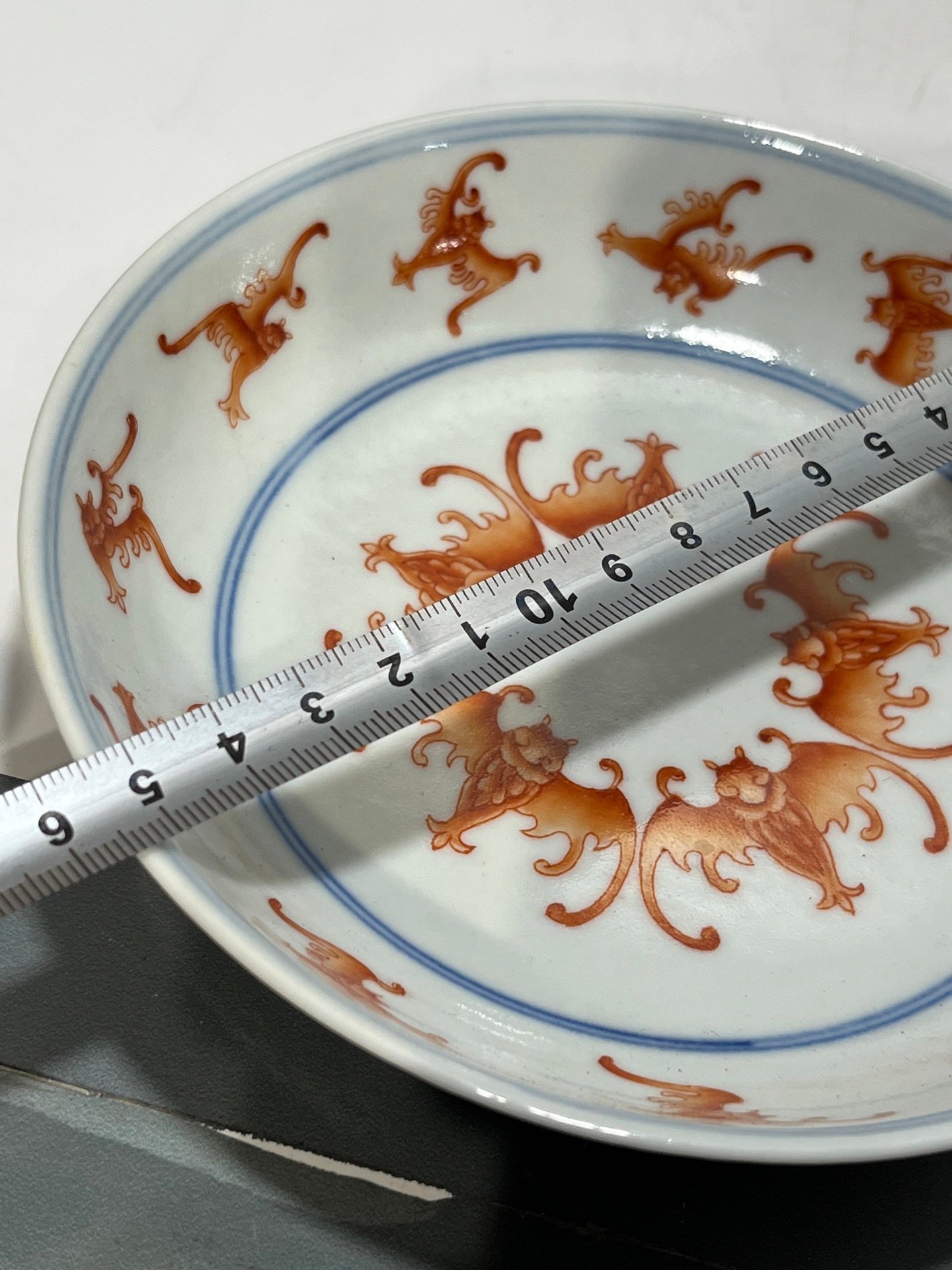 Qing Dynasty Tongzhi A pair of alum-red bat-patterned discs