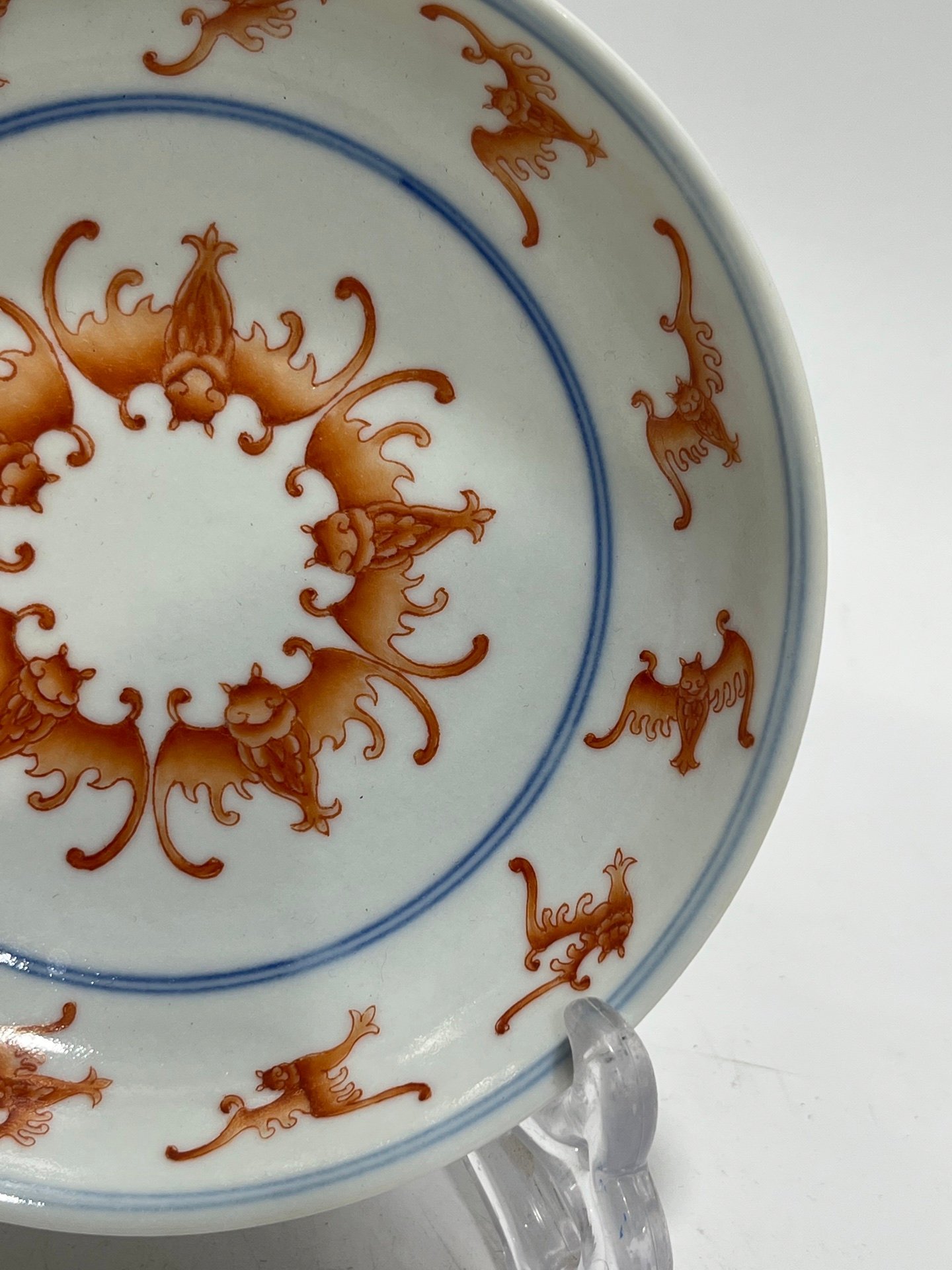 Qing Dynasty Tongzhi A pair of alum-red bat-patterned discs
