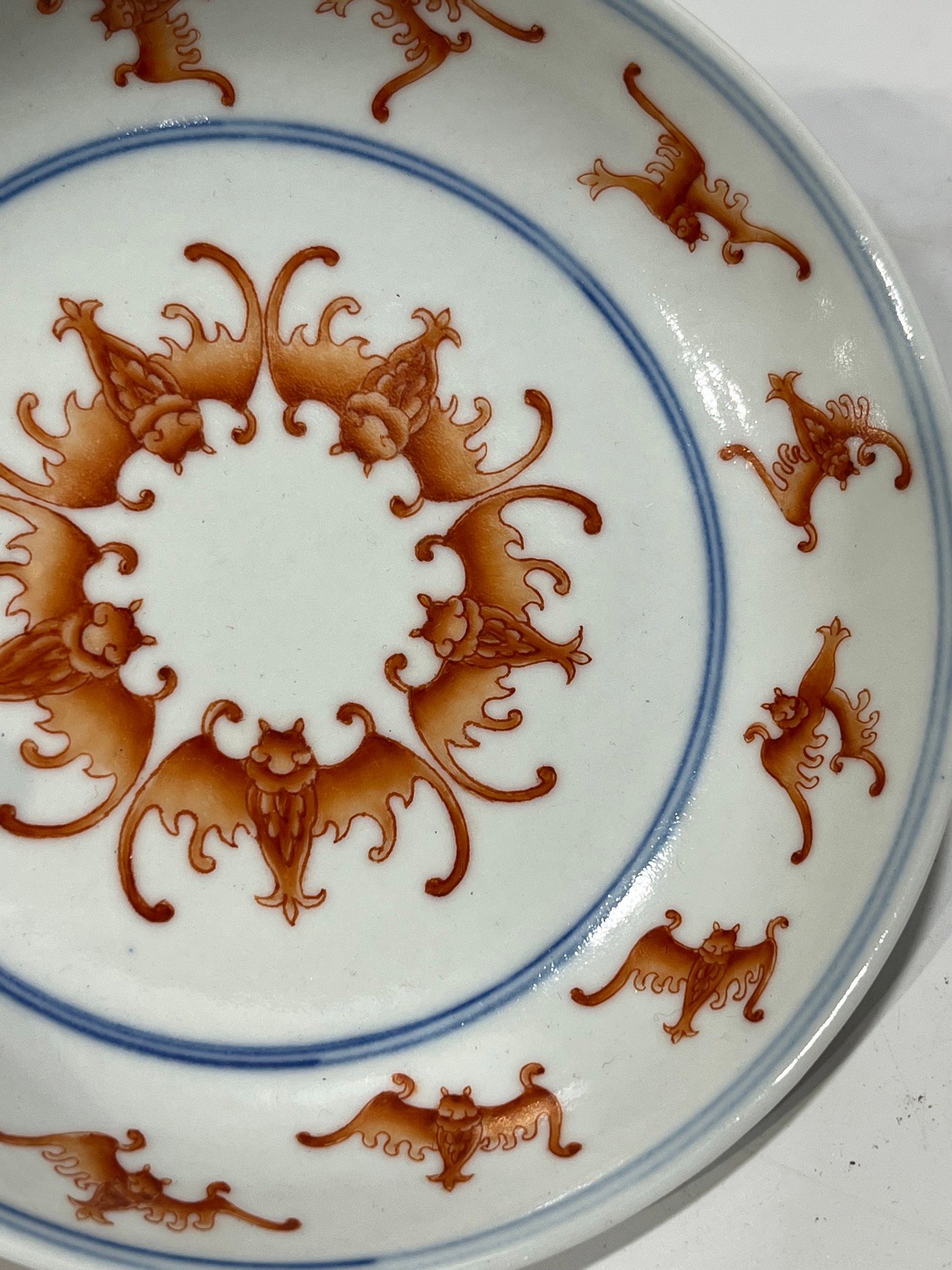 Qing Dynasty Tongzhi A pair of alum-red bat-patterned discs