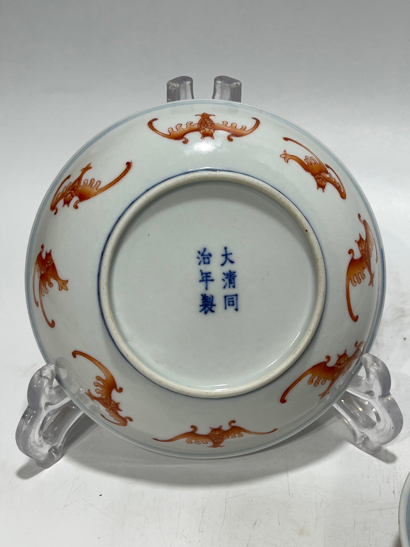 Qing Dynasty Tongzhi A pair of alum-red bat-patterned discs