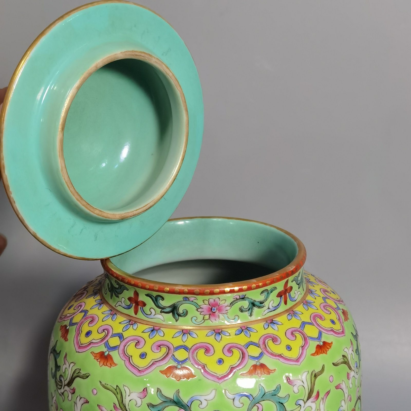 Qing Dynasty Jiaqing pine green ground pastel passion fruit pattern lid jar