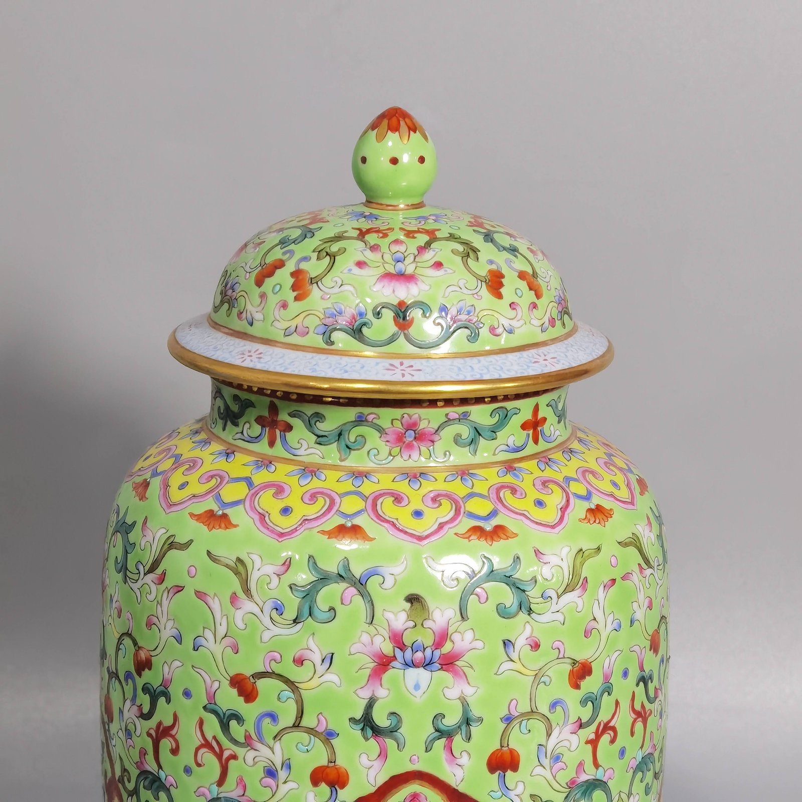 Qing Dynasty Jiaqing pine green ground pastel passion fruit pattern lid jar