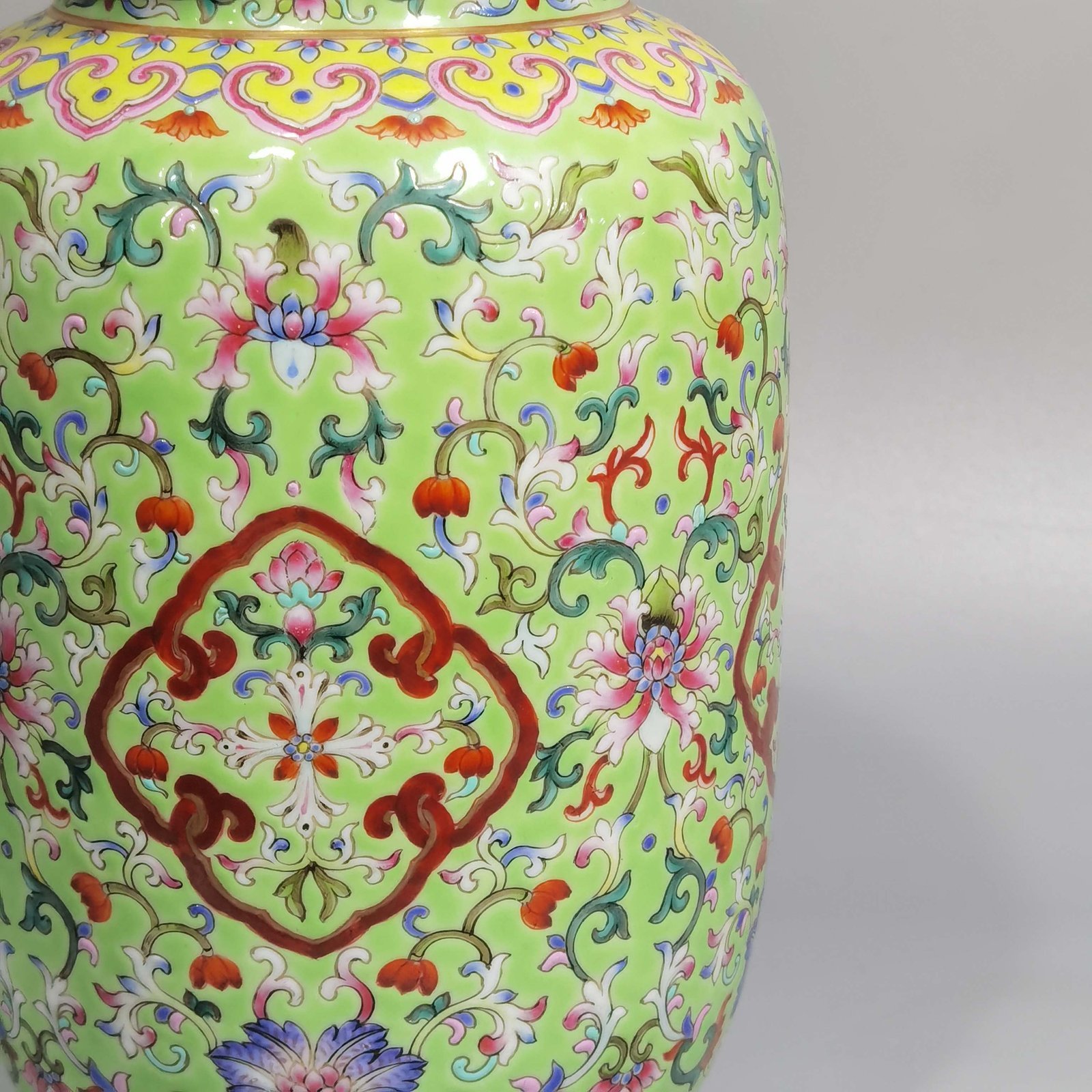 Qing Dynasty Jiaqing pine green ground pastel passion fruit pattern lid jar