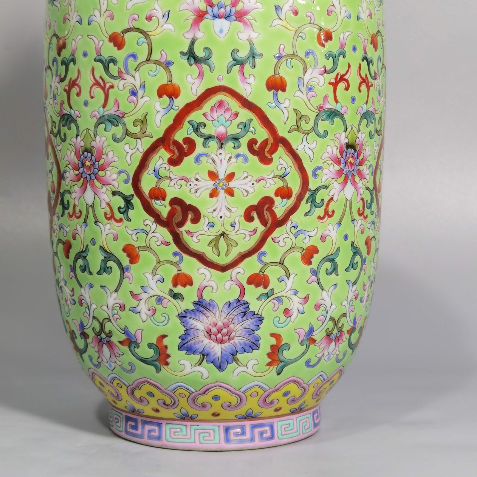 Qing Dynasty Jiaqing pine green ground pastel passion fruit pattern lid jar
