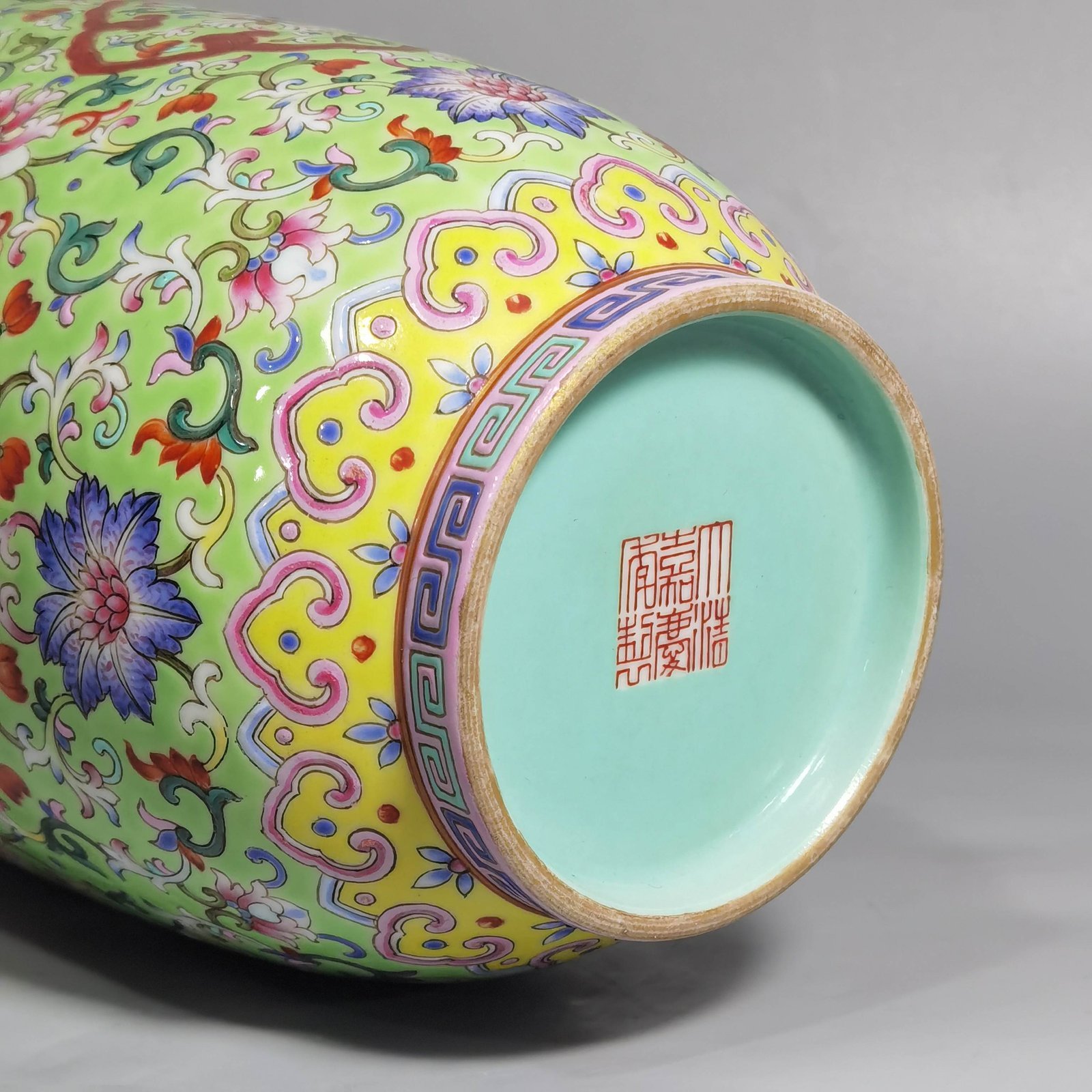 Qing Dynasty Jiaqing pine green ground pastel passion fruit pattern lid jar