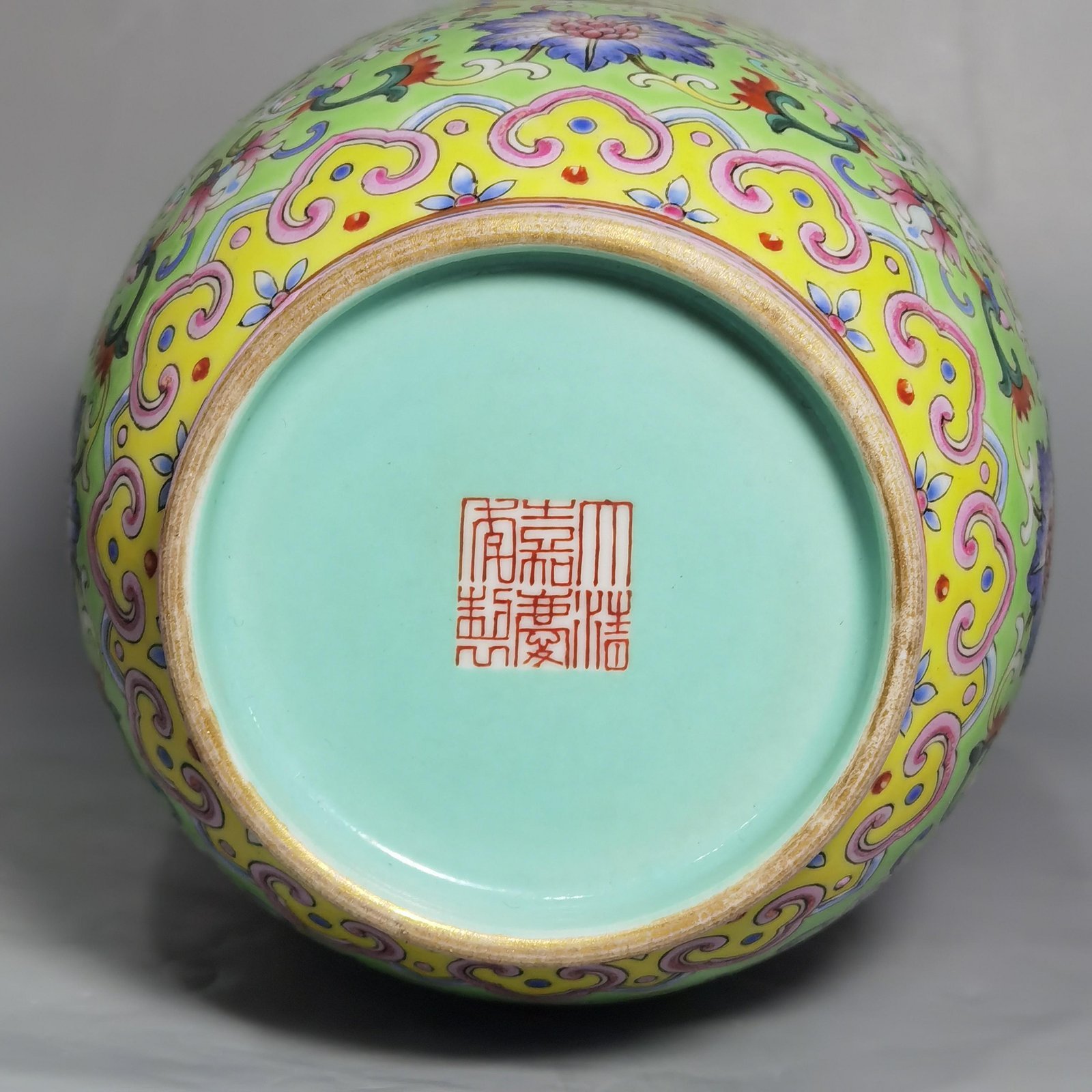 Qing Dynasty Jiaqing pine green ground pastel passion fruit pattern lid jar