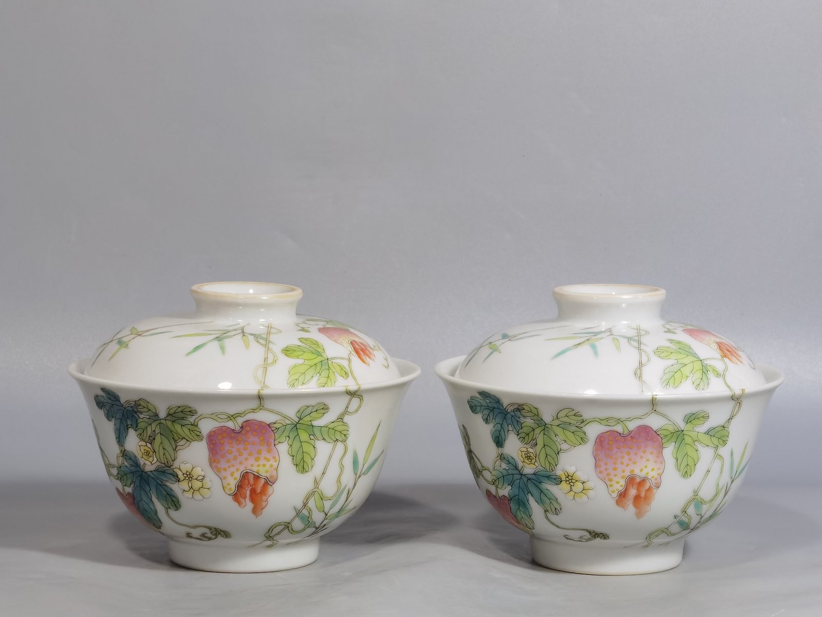 Qing Dynasty Jiaqing a pair of pastel-colored melon bowl