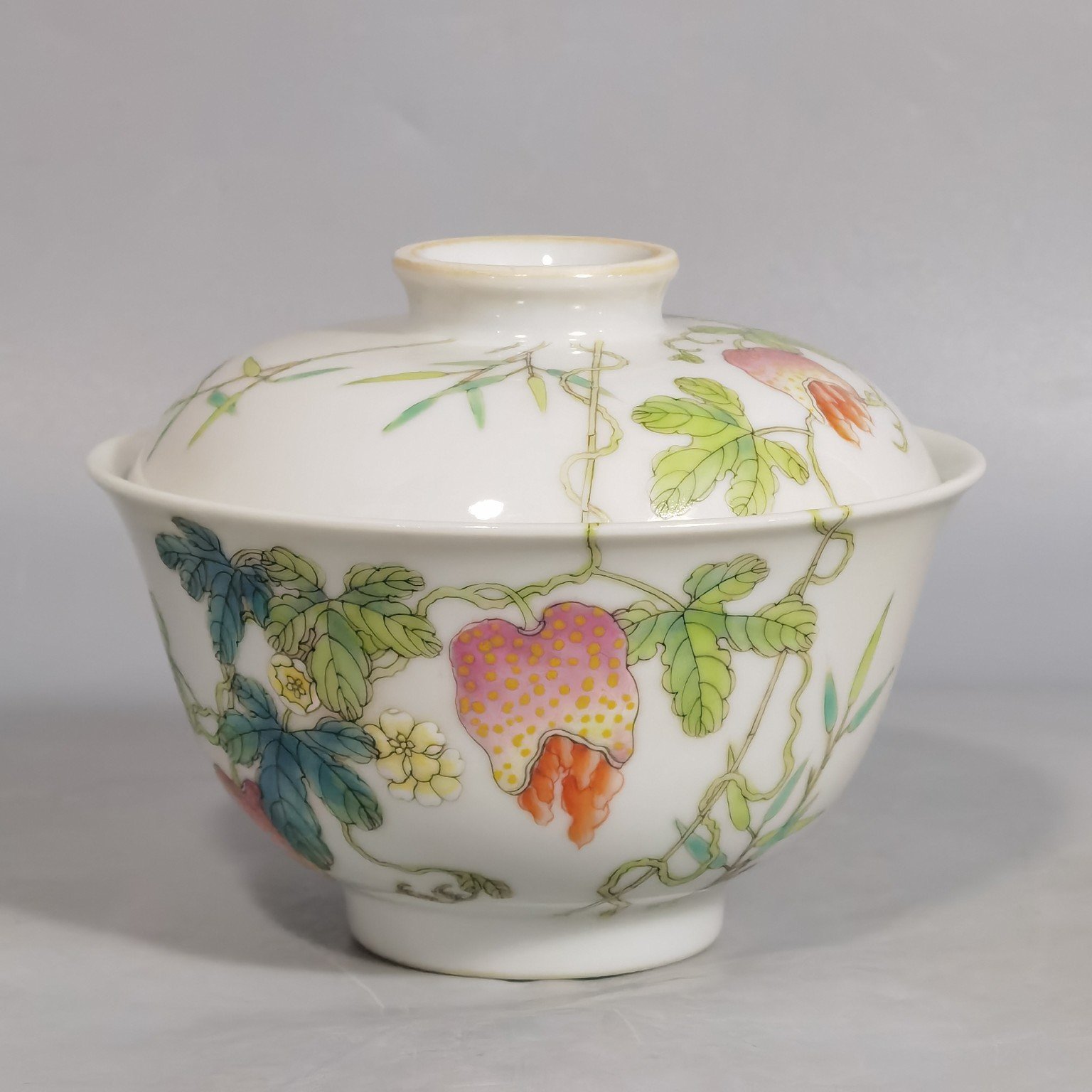 Qing Dynasty Jiaqing a pair of pastel-colored melon bowl