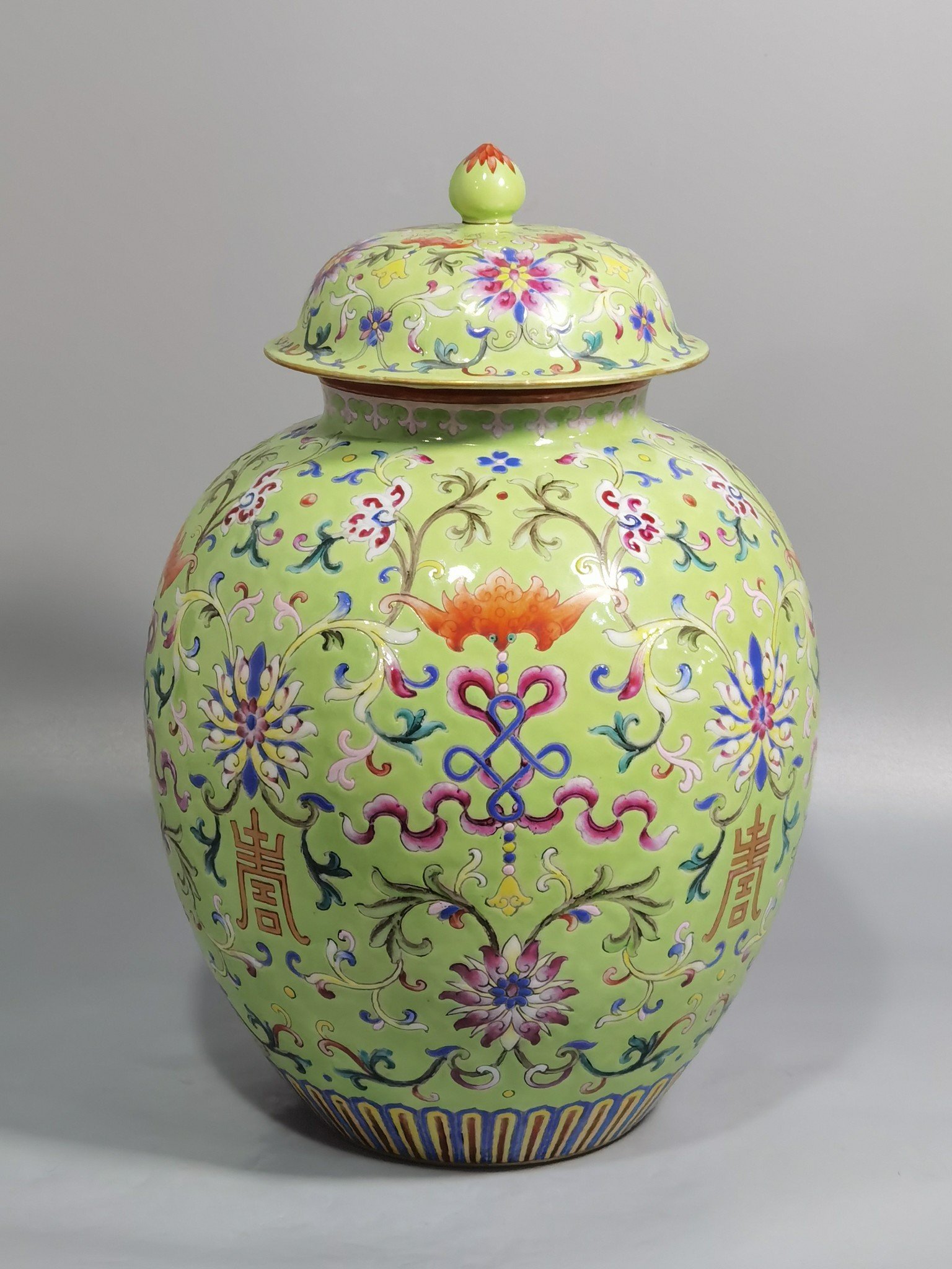 Qing Dynasty Jiaqing model okra green land blessing longevity western pan lotus pattern lid jar