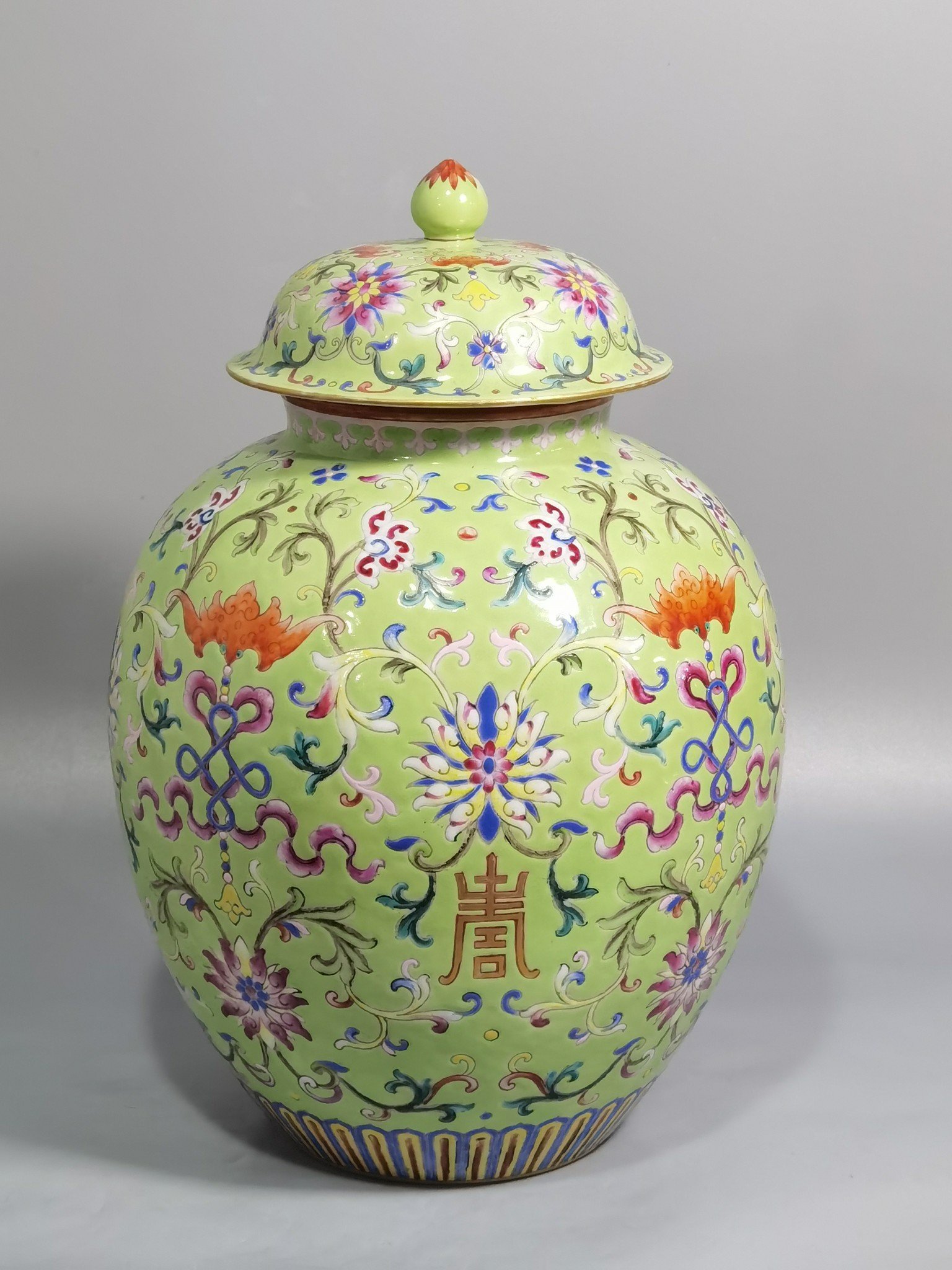 Qing Dynasty Jiaqing model okra green land blessing longevity western pan lotus pattern lid jar
