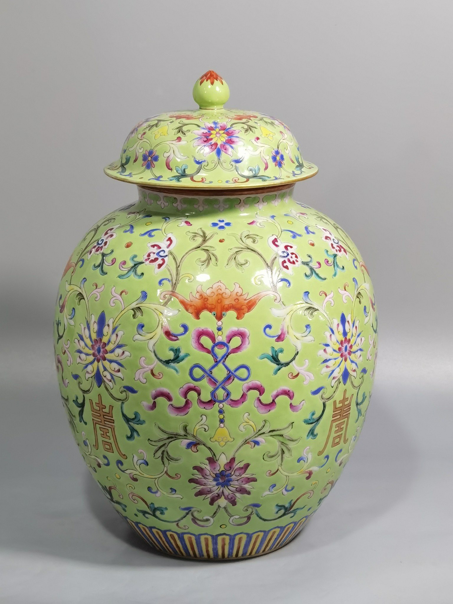 Qing Dynasty Jiaqing model okra green land blessing longevity western pan lotus pattern lid jar