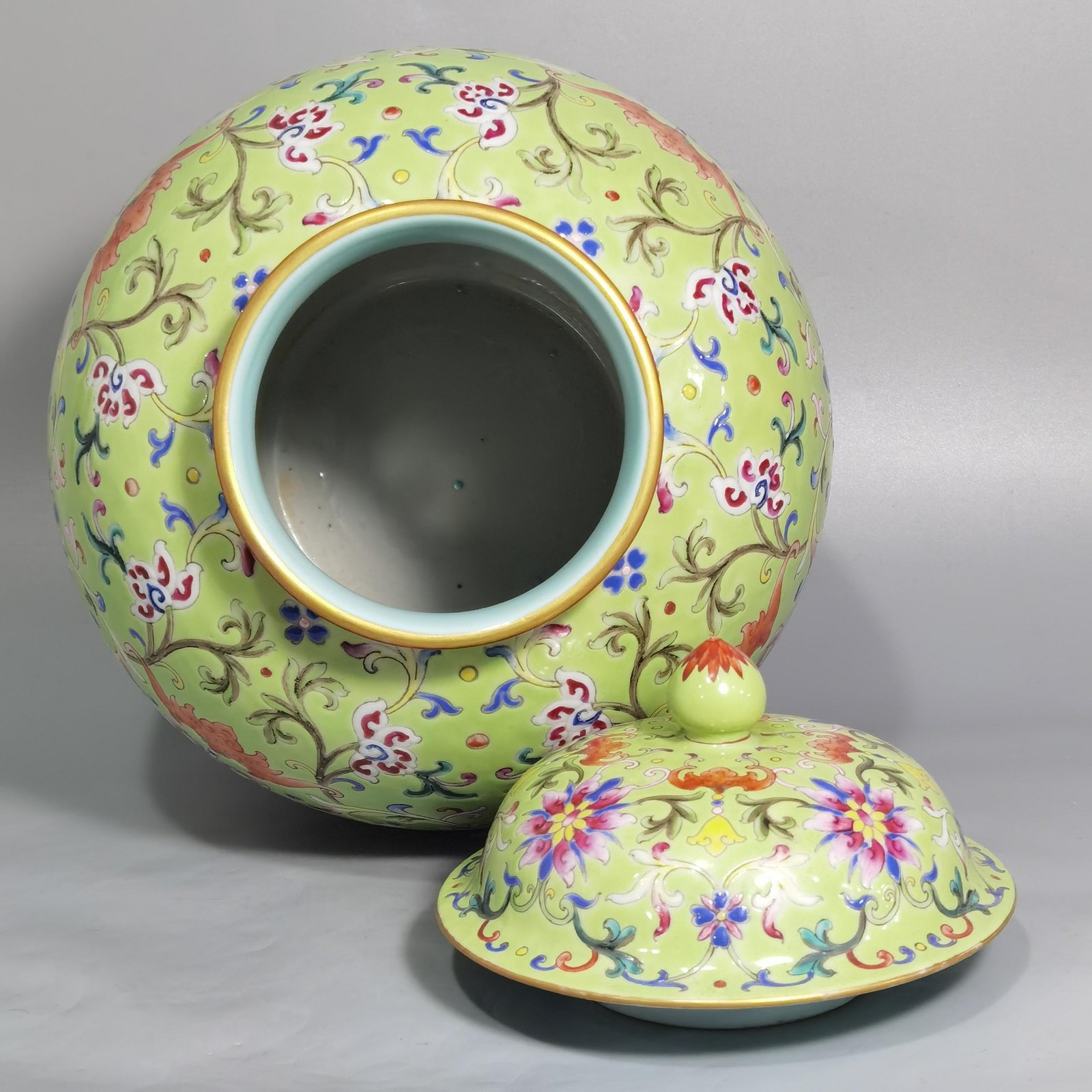 Qing Dynasty Jiaqing model okra green land blessing longevity western pan lotus pattern lid jar