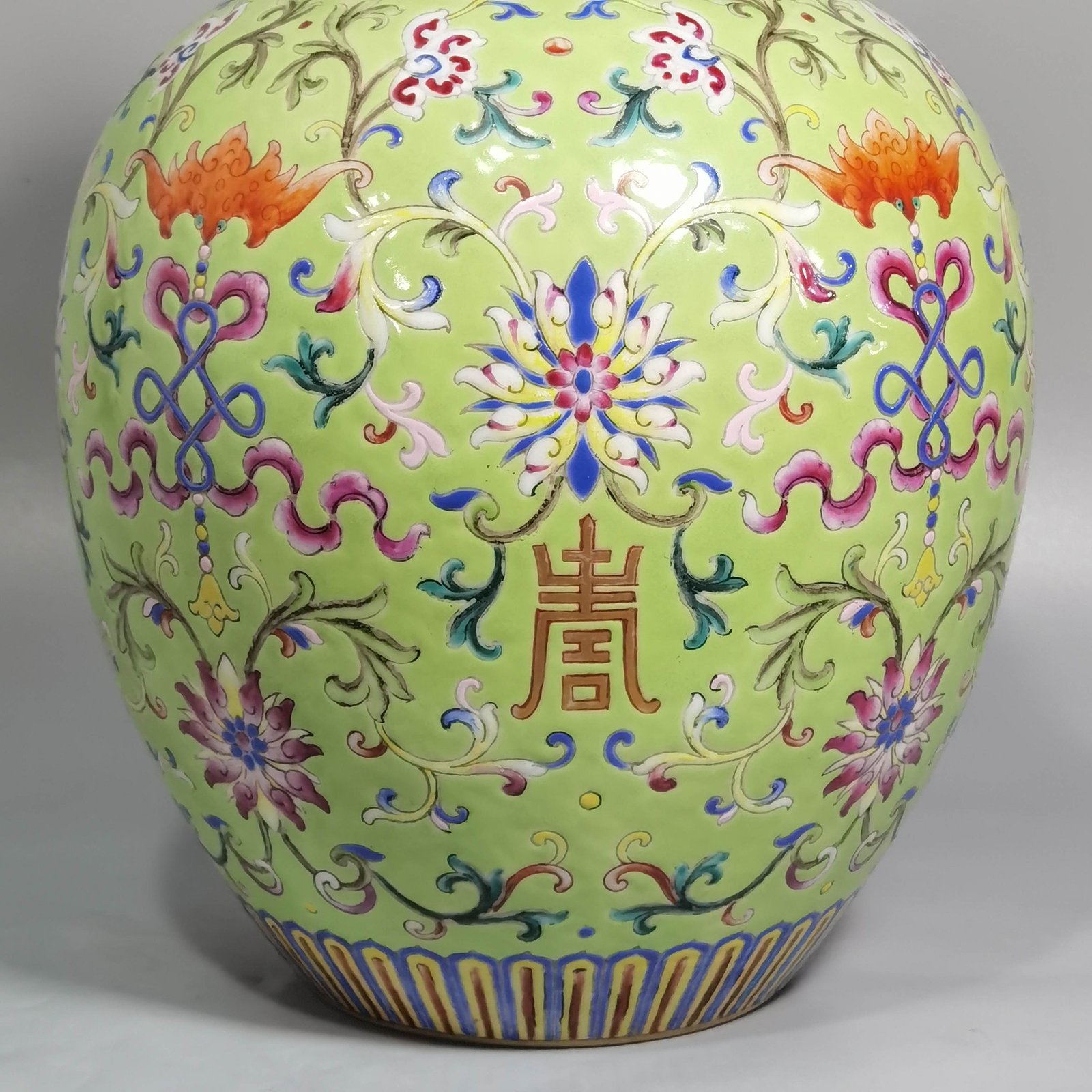 Qing Dynasty Jiaqing model okra green land blessing longevity western pan lotus pattern lid jar
