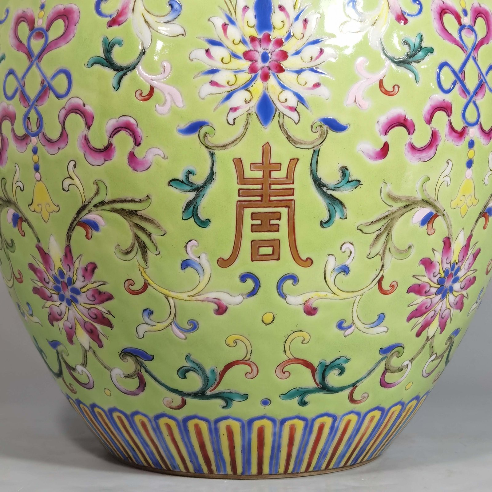 Qing Dynasty Jiaqing model okra green land blessing longevity western pan lotus pattern lid jar