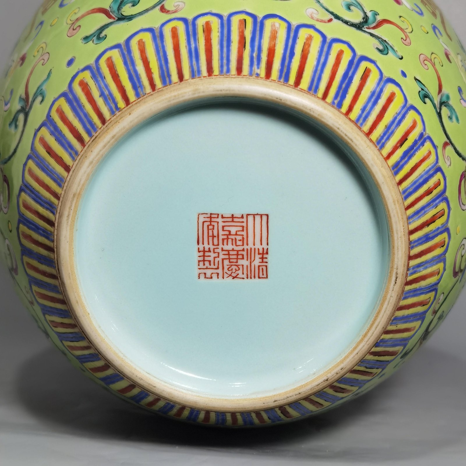 Qing Dynasty Jiaqing model okra green land blessing longevity western pan lotus pattern lid jar