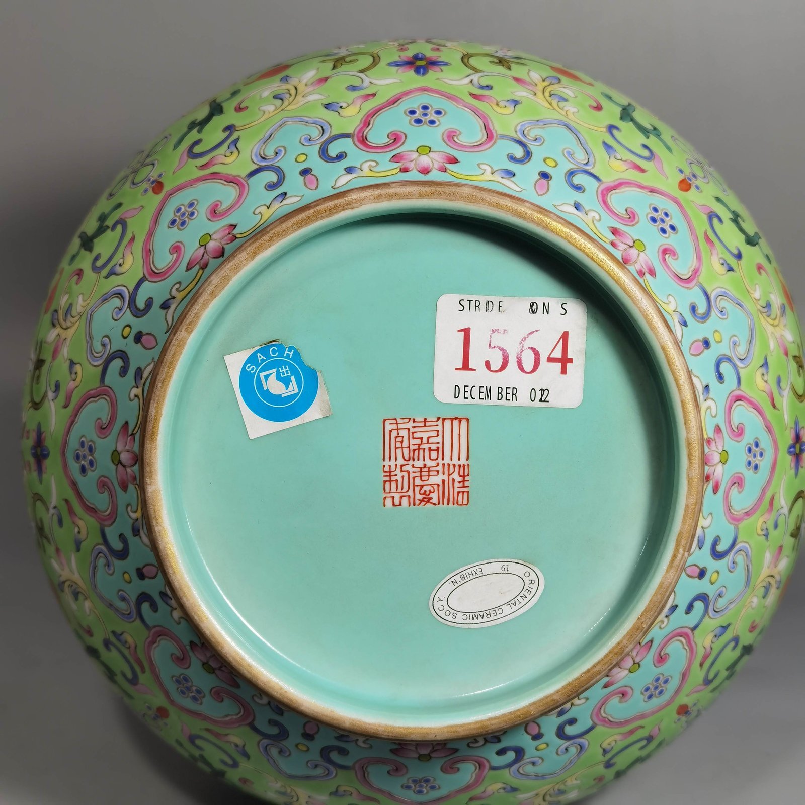 Qing Dynasty Jiaqing style okra green land pastel blessing and longevity entwining lotus pattern vase