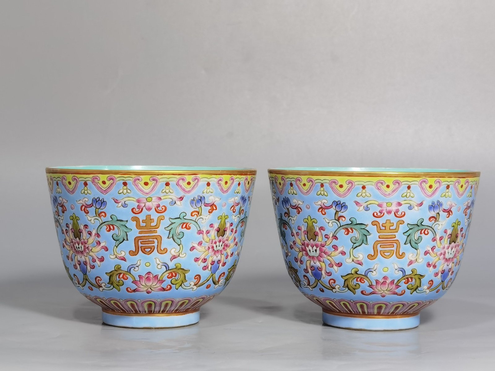 Qing Dynasty Jiaqing model a pair of blue and pastel colored cups with lotus and lotus patterns on them