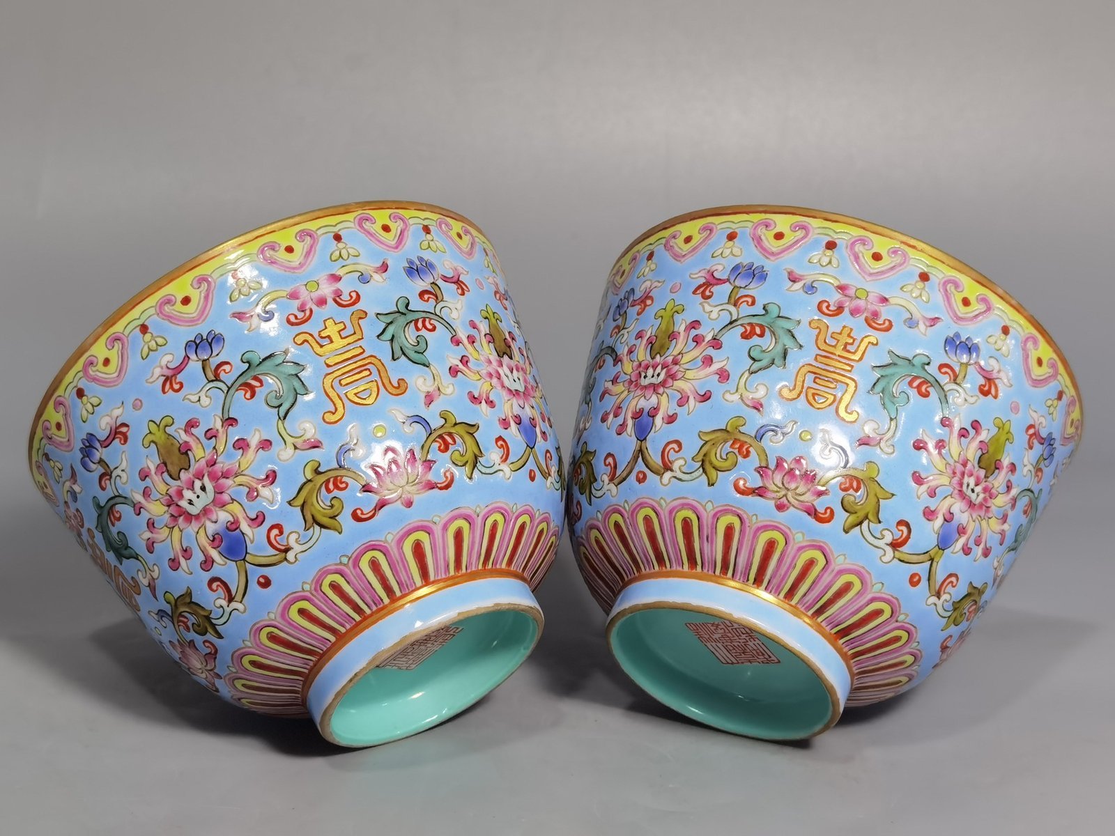 Qing Dynasty Jiaqing model a pair of blue and pastel colored cups with lotus and lotus patterns on them