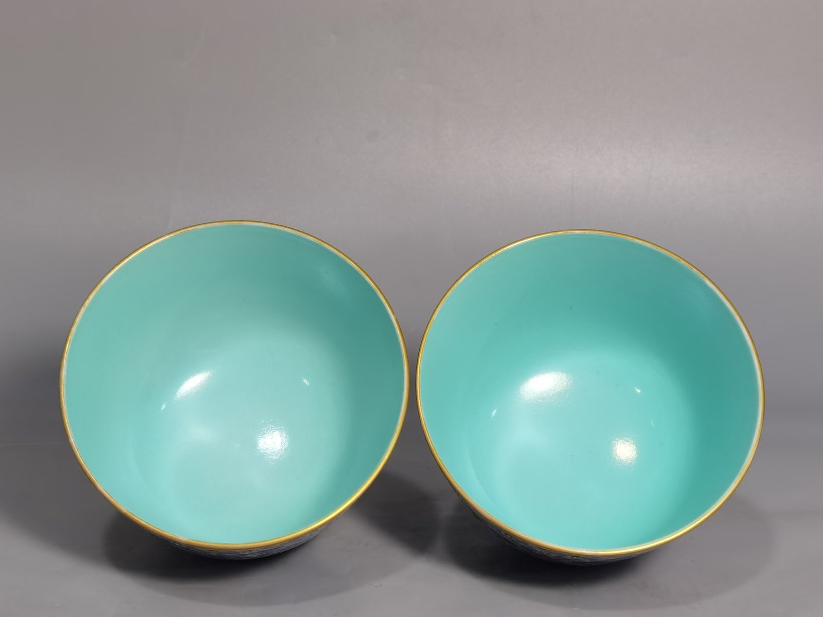 Qing Dynasty Jiaqing model a pair of blue and pastel colored cups with lotus and lotus patterns on them