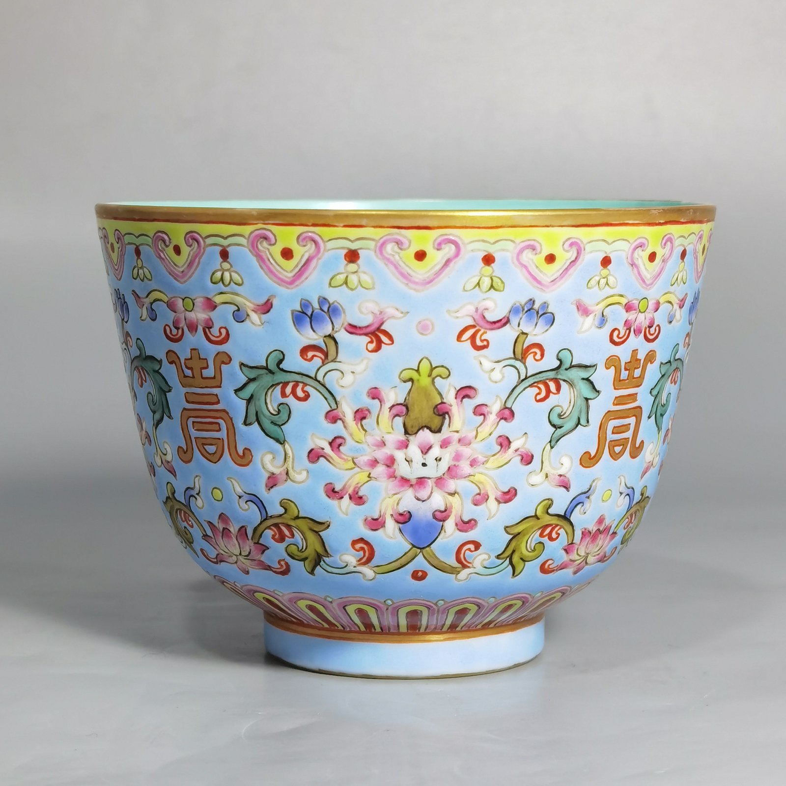 Qing Dynasty Jiaqing model a pair of blue and pastel colored cups with lotus and lotus patterns on them