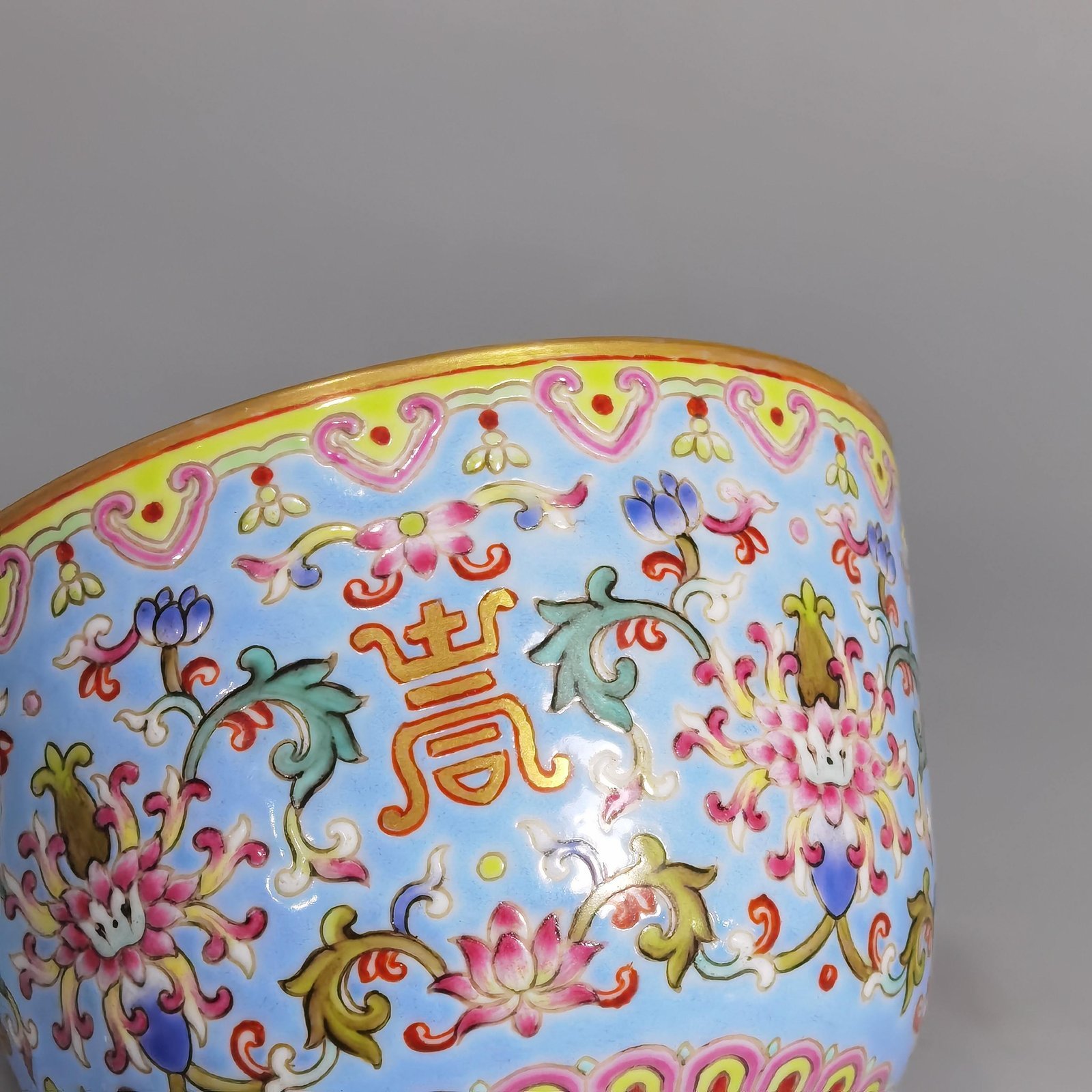 Qing Dynasty Jiaqing model a pair of blue and pastel colored cups with lotus and lotus patterns on them