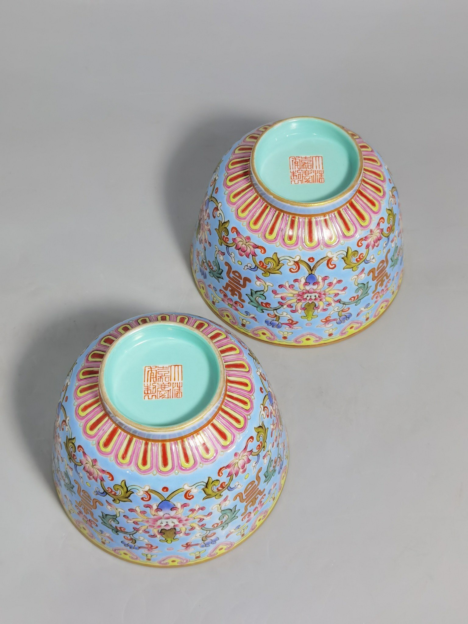 Qing Dynasty Jiaqing model a pair of blue and pastel colored cups with lotus and lotus patterns on them