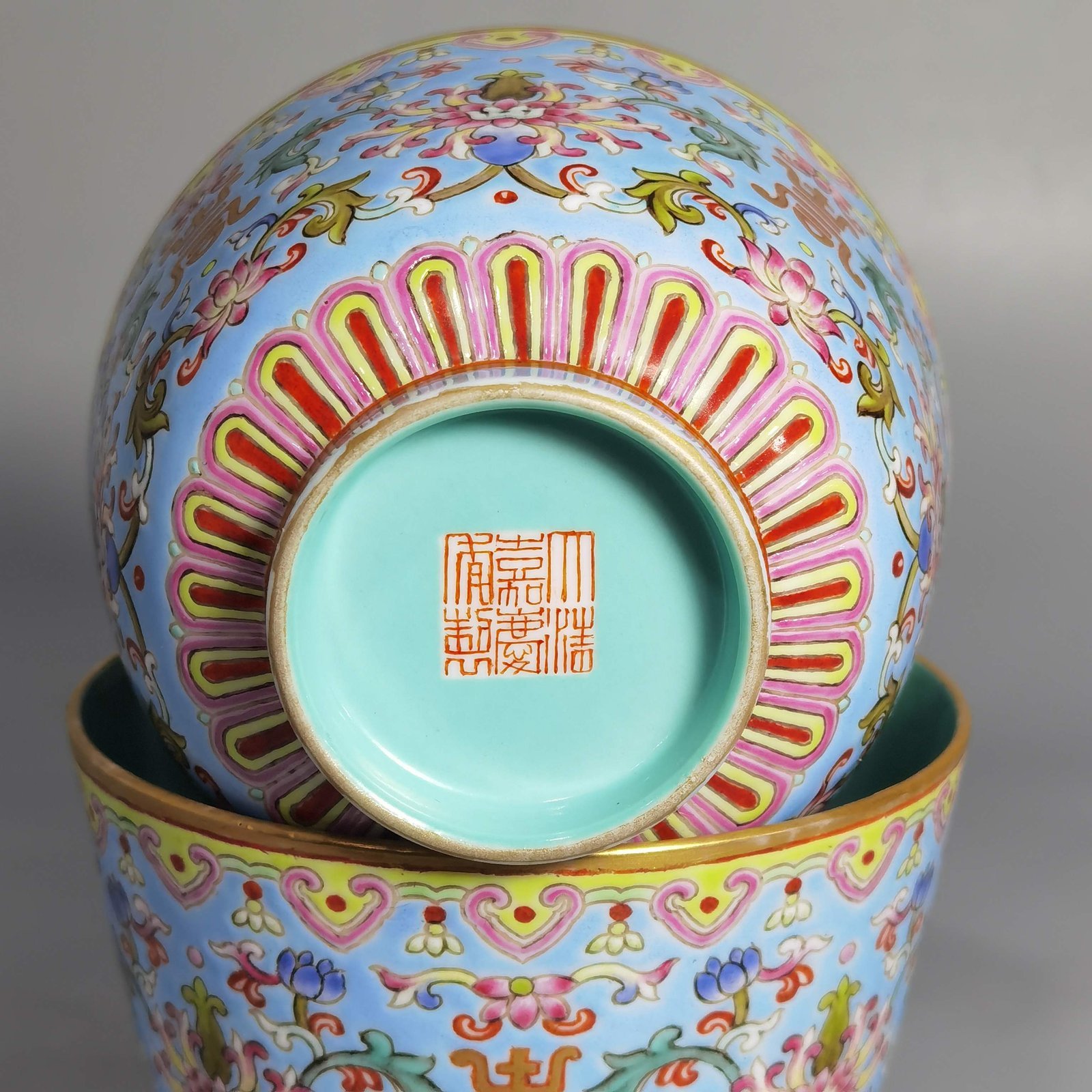 Qing Dynasty Jiaqing model a pair of blue and pastel colored cups with lotus and lotus patterns on them