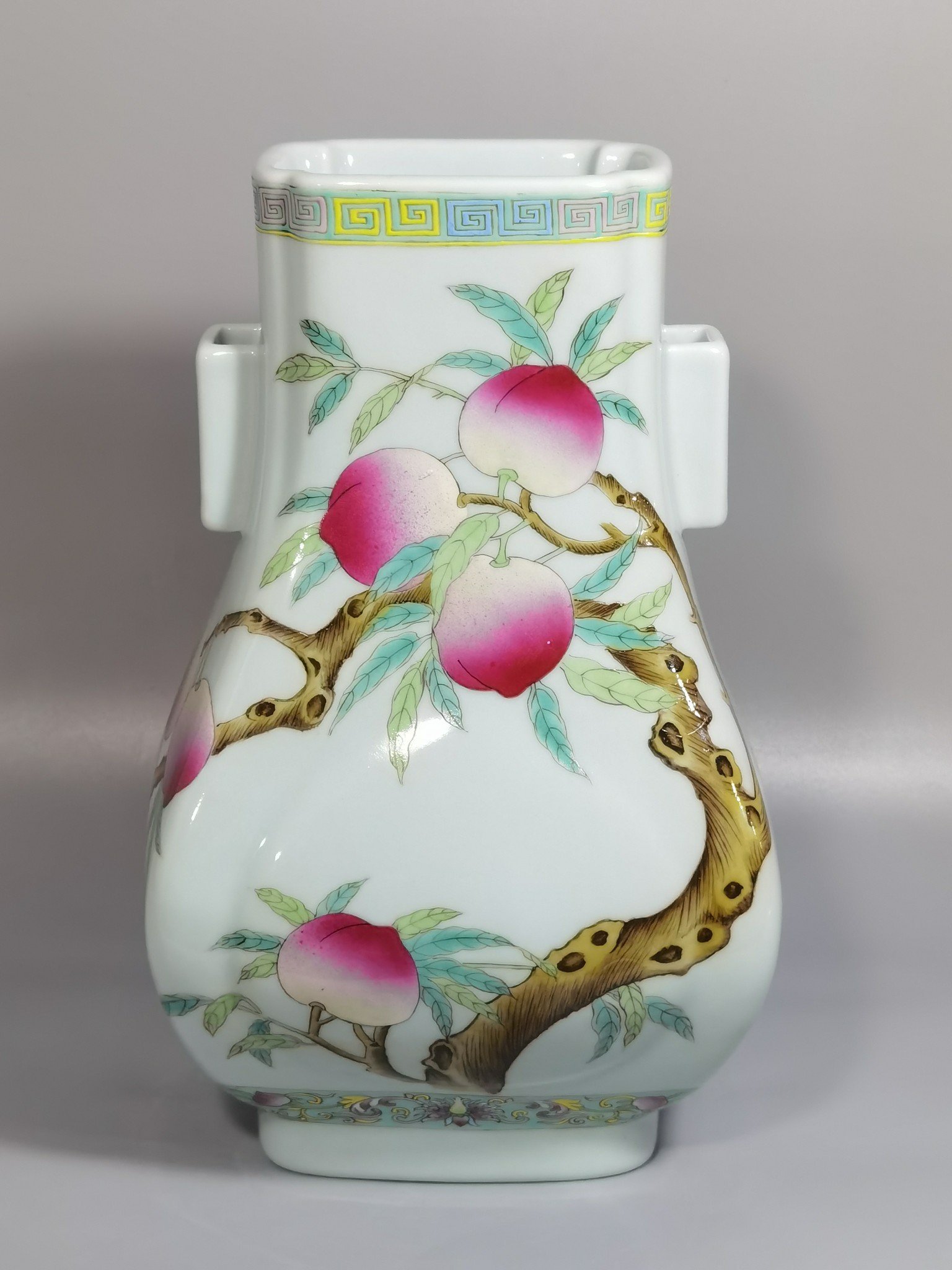 Qing Dynasty Xianfeng bean green glaze pastel nine-peach-shaped vase