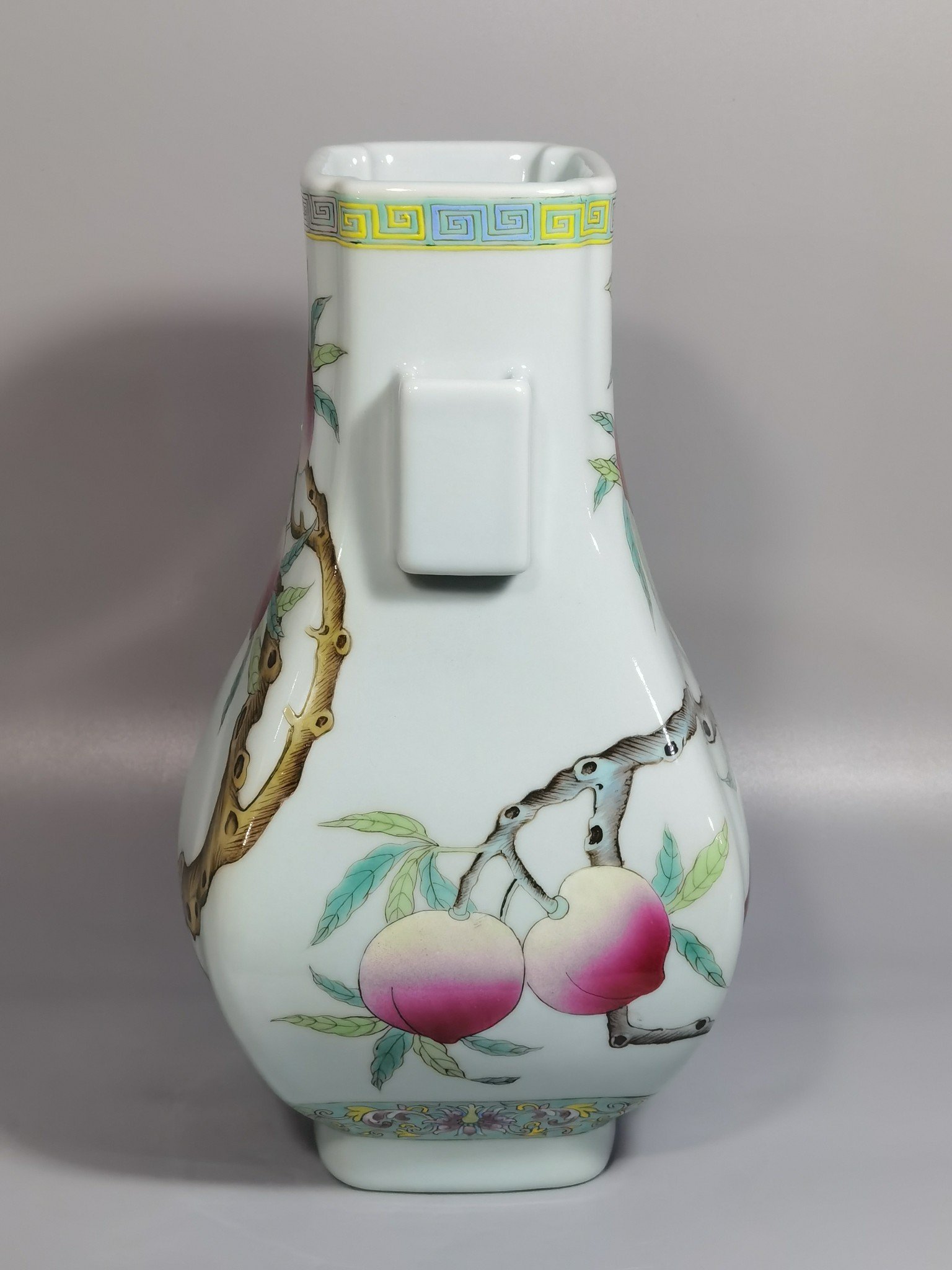 Qing Dynasty Xianfeng bean green glaze pastel nine-peach-shaped vase