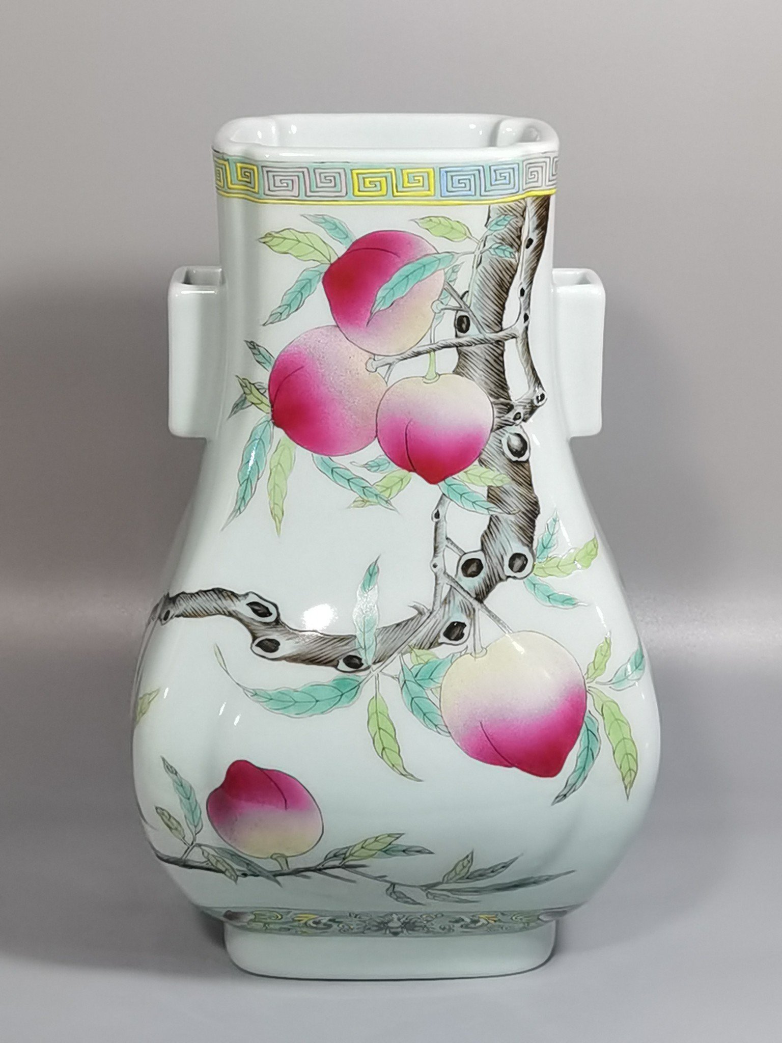 Qing Dynasty Xianfeng bean green glaze pastel nine-peach-shaped vase
