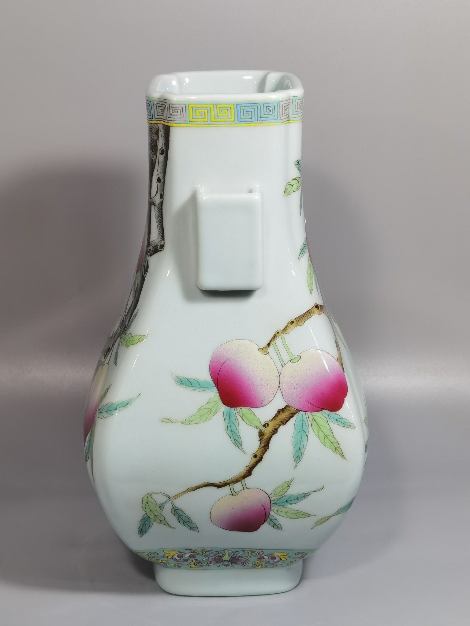 Qing Dynasty Xianfeng bean green glaze pastel nine-peach-shaped vase
