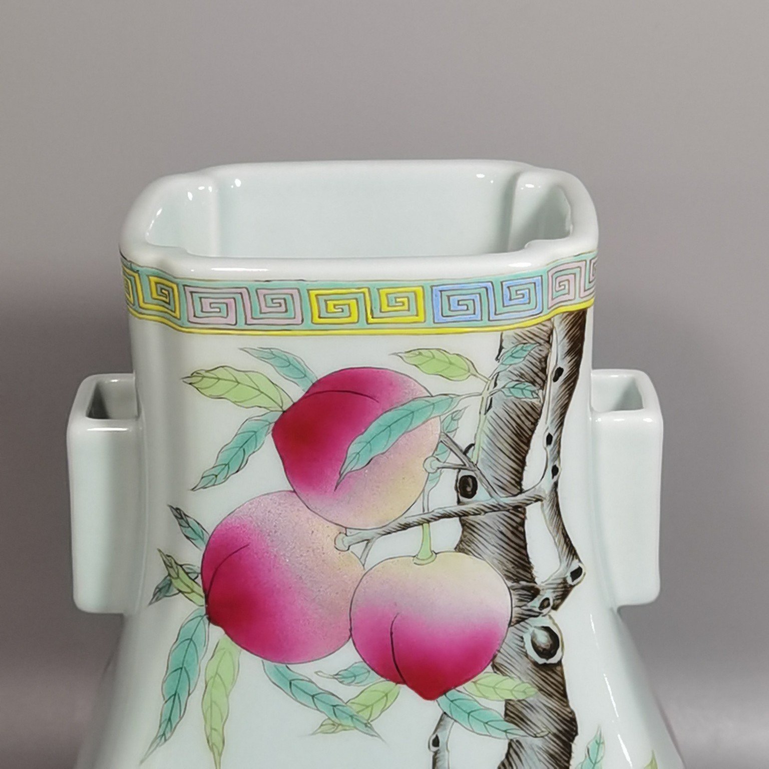 Qing Dynasty Xianfeng bean green glaze pastel nine-peach-shaped vase