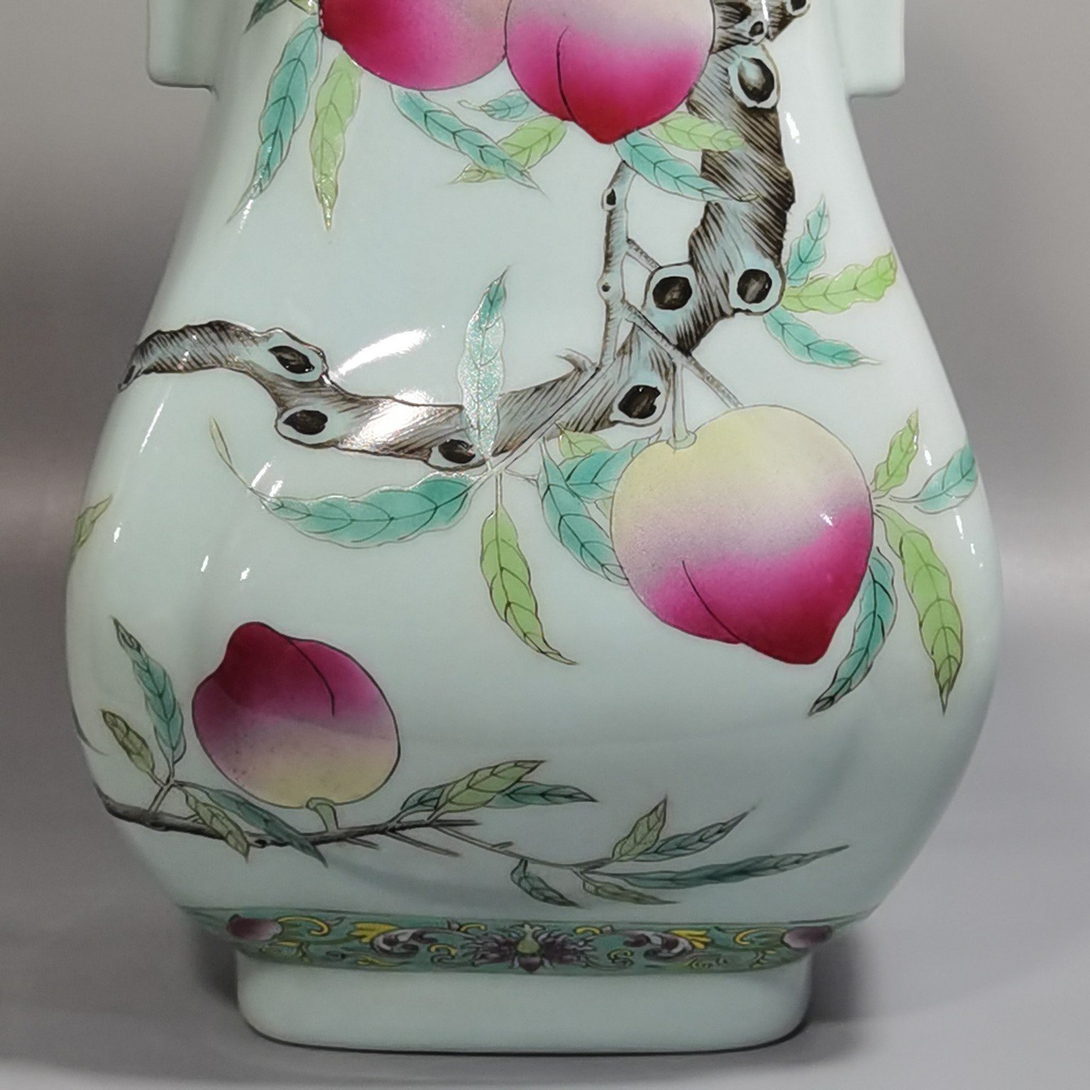 Qing Dynasty Xianfeng bean green glaze pastel nine-peach-shaped vase