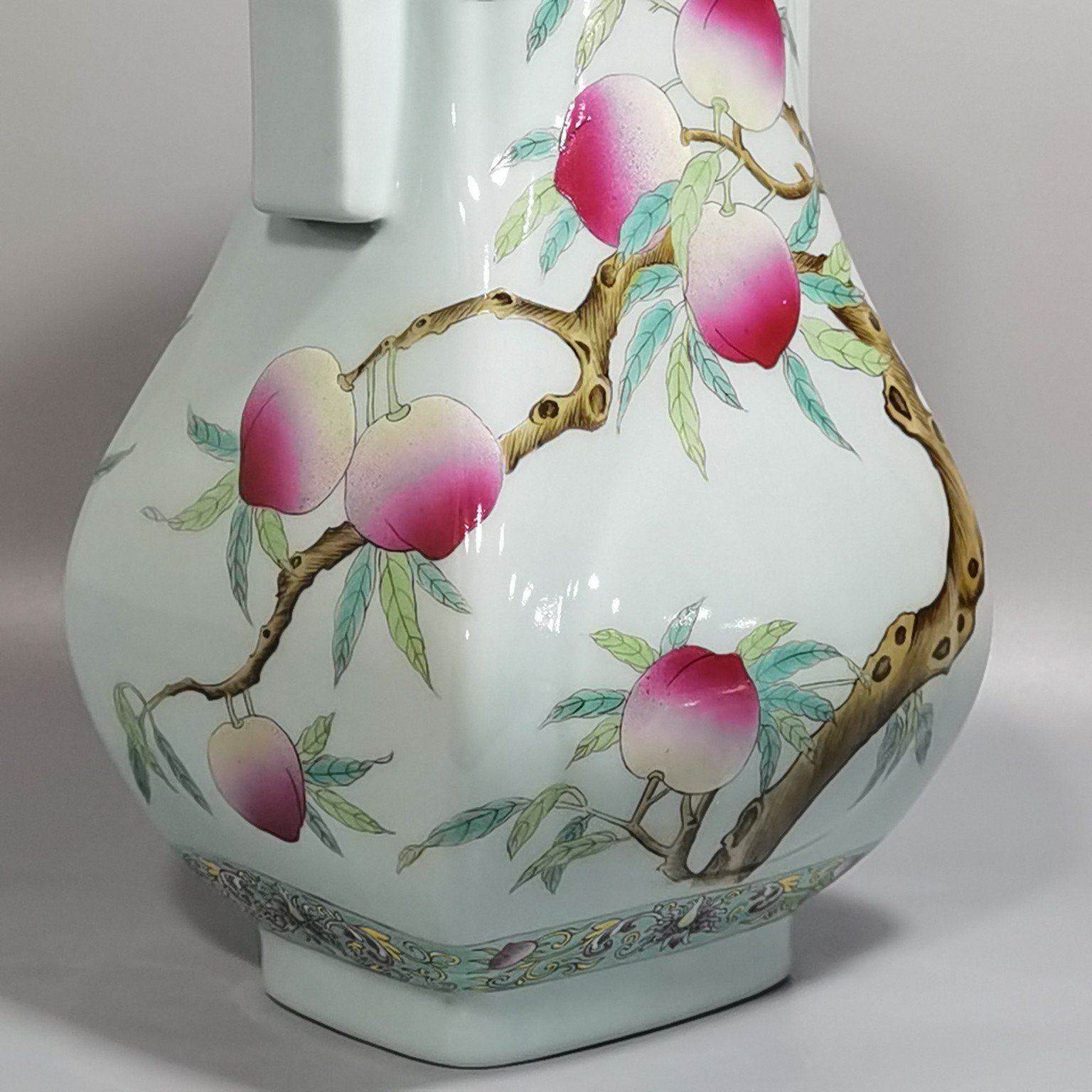 Qing Dynasty Xianfeng bean green glaze pastel nine-peach-shaped vase