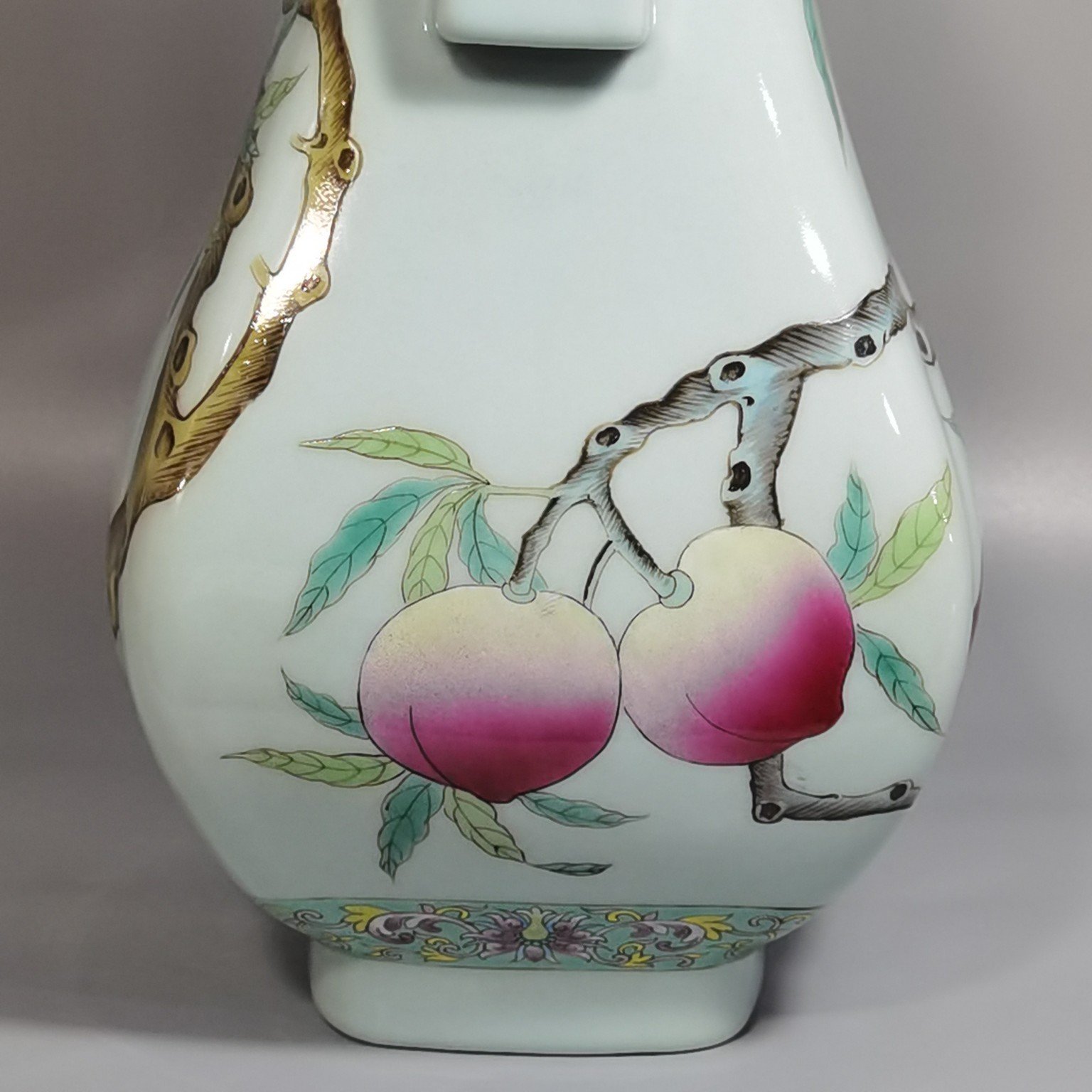 Qing Dynasty Xianfeng bean green glaze pastel nine-peach-shaped vase