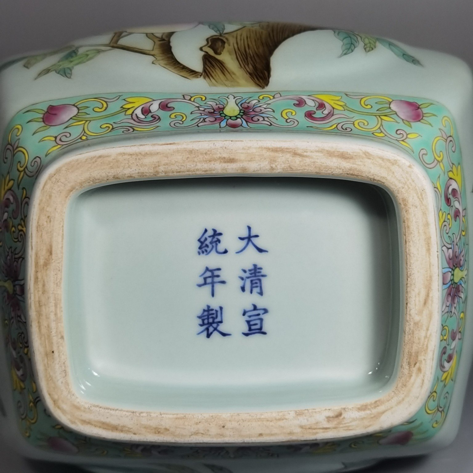 Qing Dynasty Xianfeng bean green glaze pastel nine-peach-shaped vase