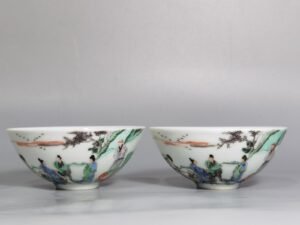 Qing Dynasty Kangxi pair of tea circles with colorful characters and stories