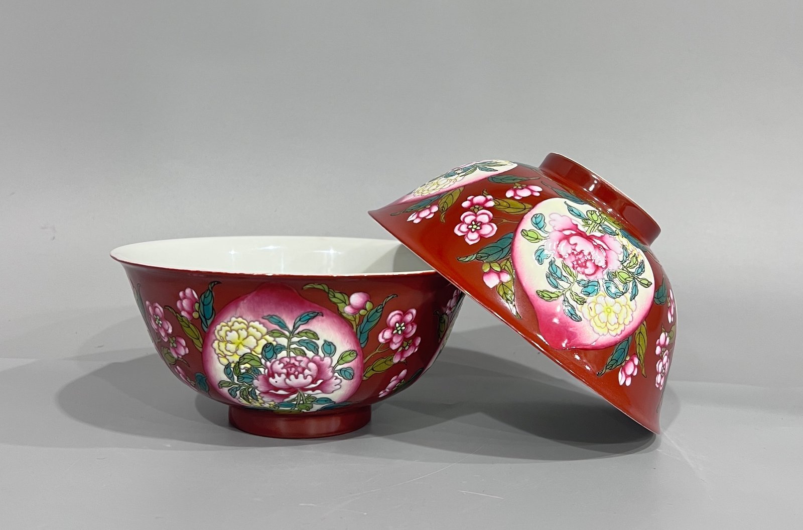 Qing Dynasty Kangxi red ground enamel flower bowl with heart-shaped flowers