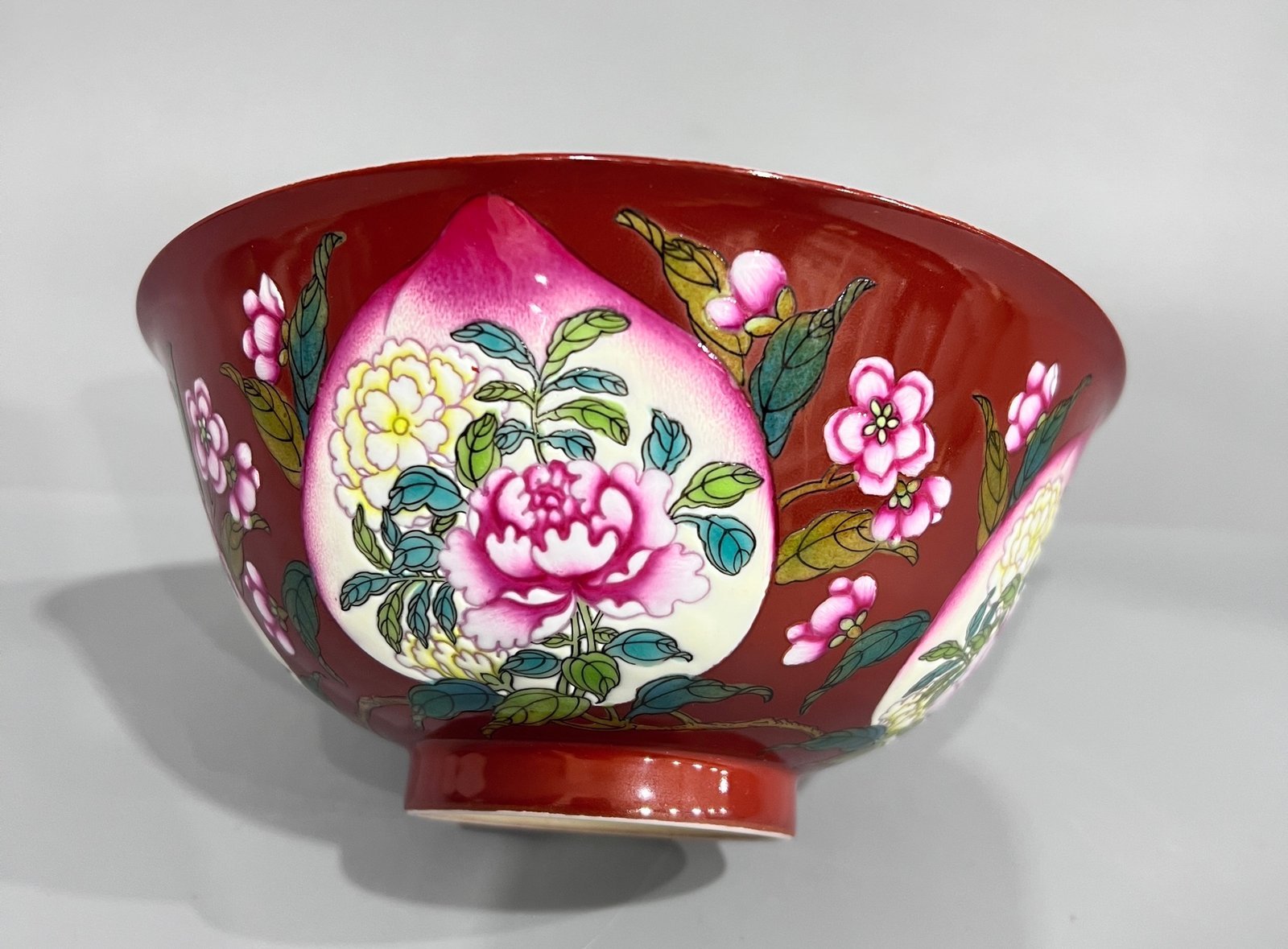Qing Dynasty Kangxi red ground enamel flower bowl with heart-shaped flowers