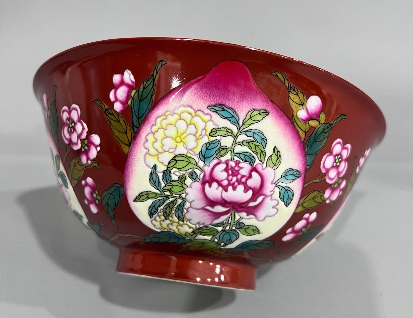 Qing Dynasty Kangxi red ground enamel flower bowl with heart-shaped flowers