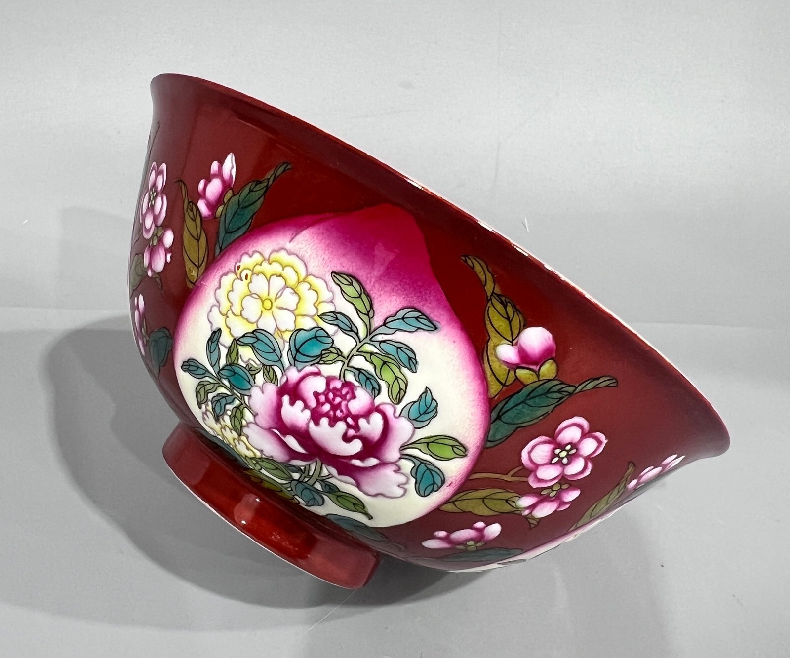 Qing Dynasty Kangxi red ground enamel flower bowl with heart-shaped flowers