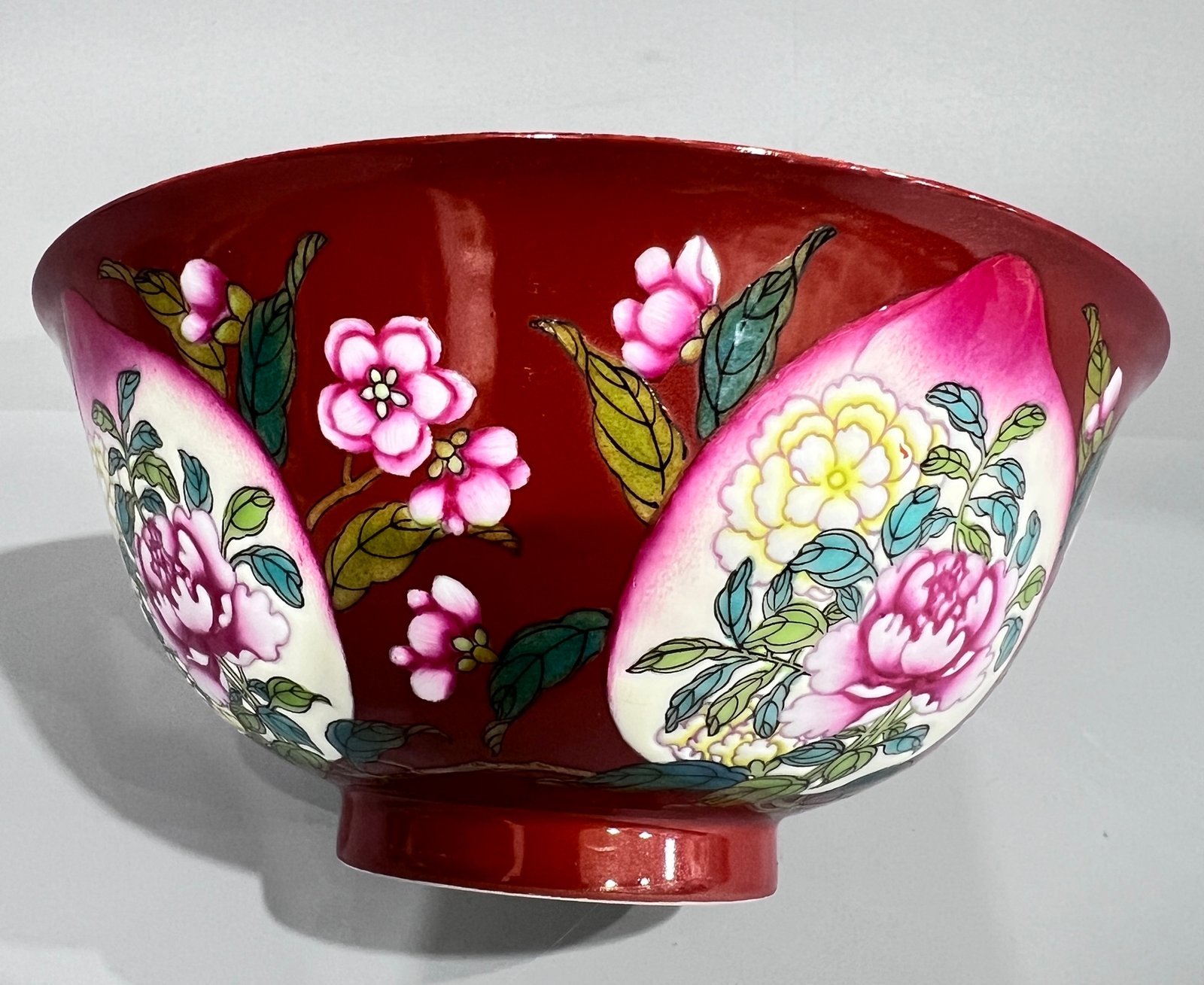 Qing Dynasty Kangxi red ground enamel flower bowl with heart-shaped flowers